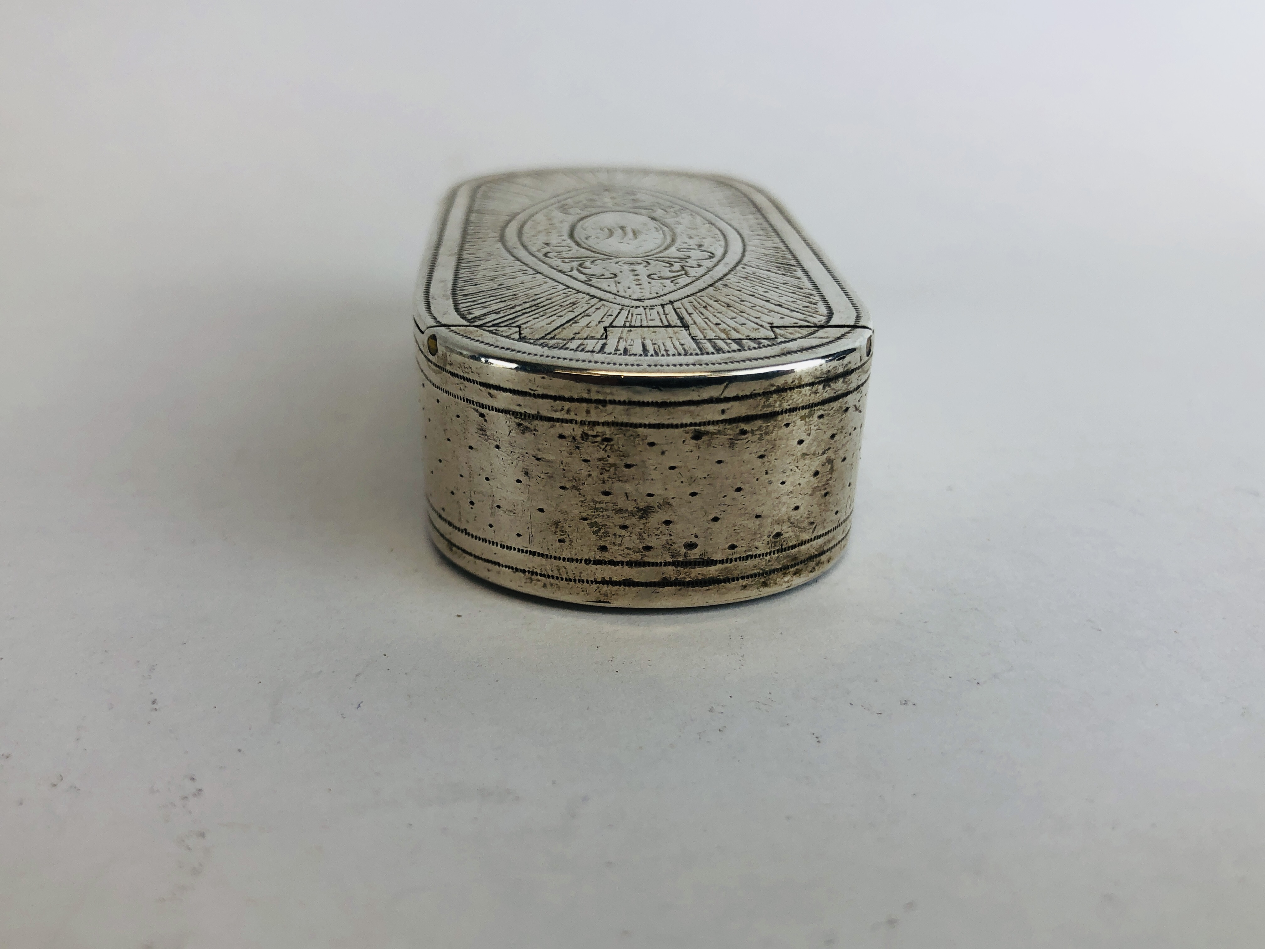 A GEORGE III SILVER SNUFF BOX THE ENGRAVED LID WITH OVAL CARTOUCHE AND MONOGRAM, - Image 6 of 11