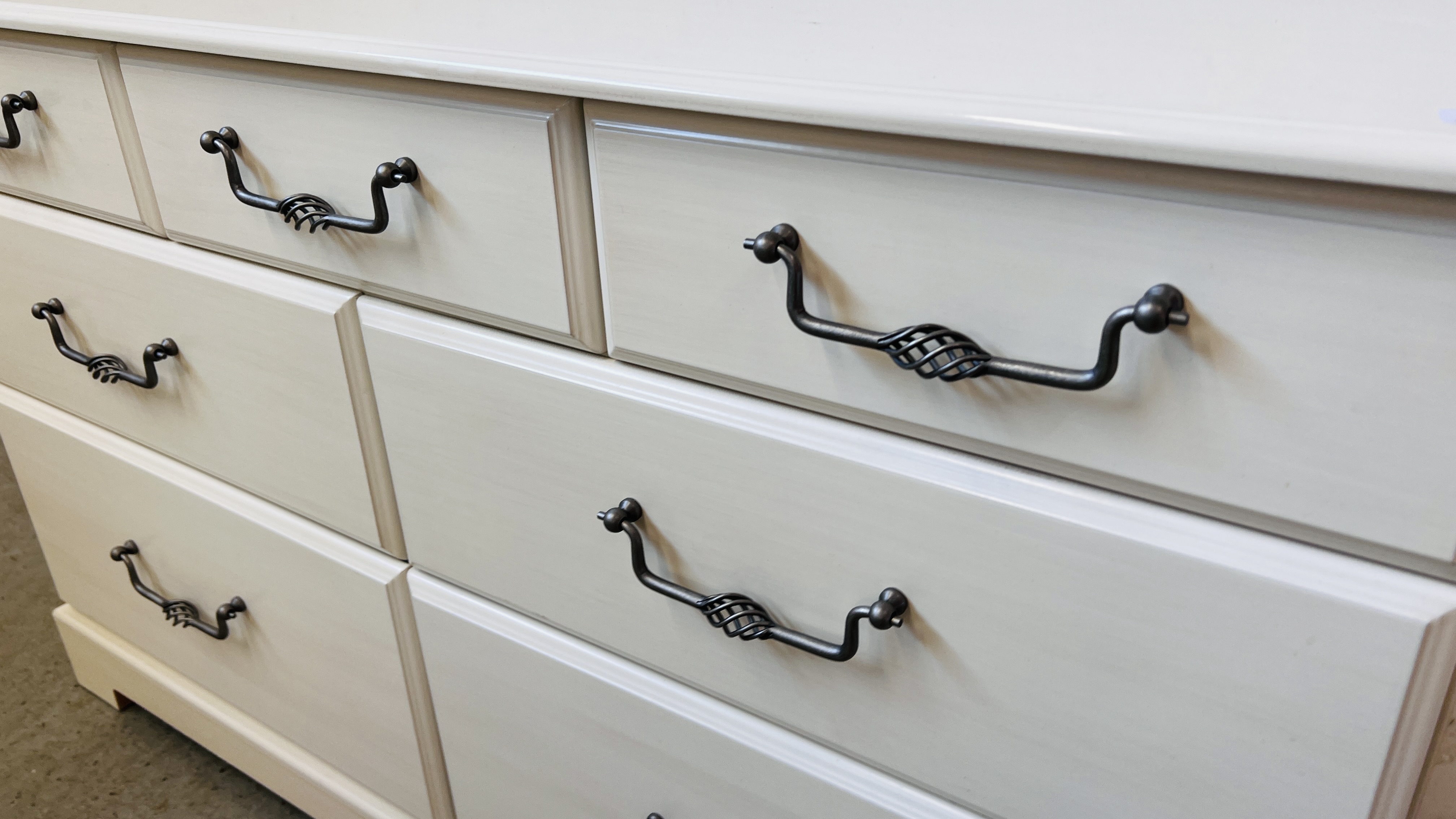 A GOOD QUALITY KINGSTOWN MODERN SEVEN DRAWER CHEST WITH METAL CRAFT HANDLES, - Image 7 of 12