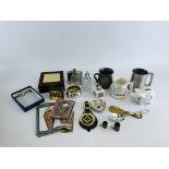 A BOX CONTAINING A COLLECTION OF MASONIC RELATED COLLECTABLES TO INCLUDE STAINLESS STEEL HIP FLASK,