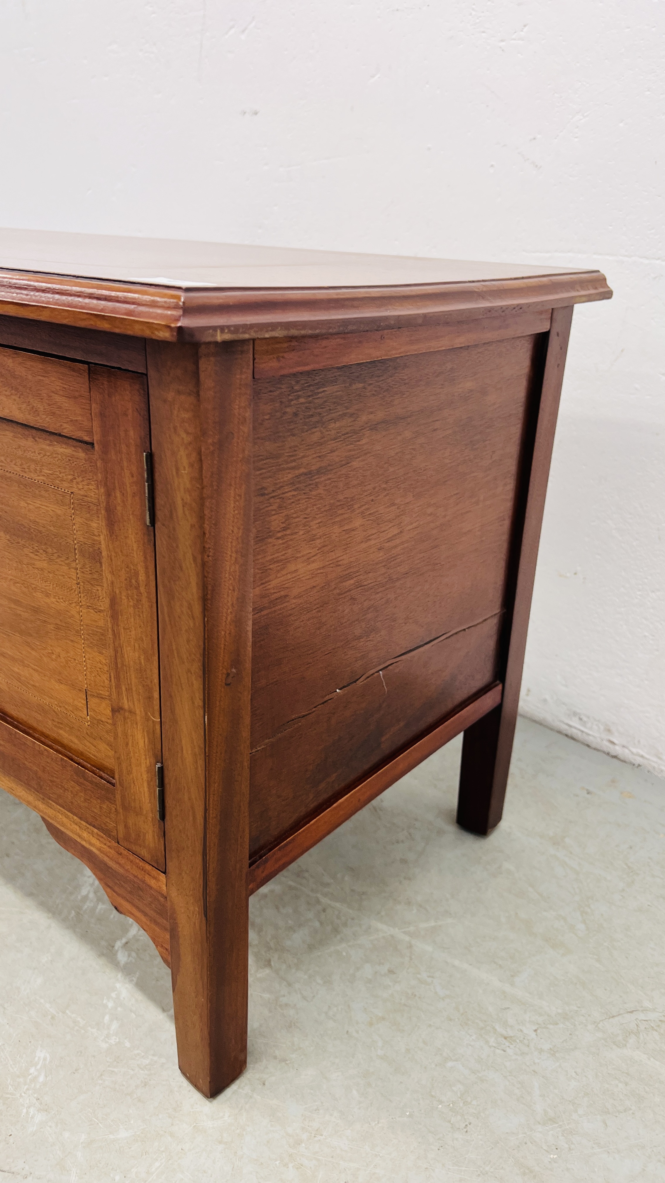 A MAHOGANY TWO DOOR CABINET WITH STRINGING INLAY, W 91CM, D 45CM, - Image 7 of 16