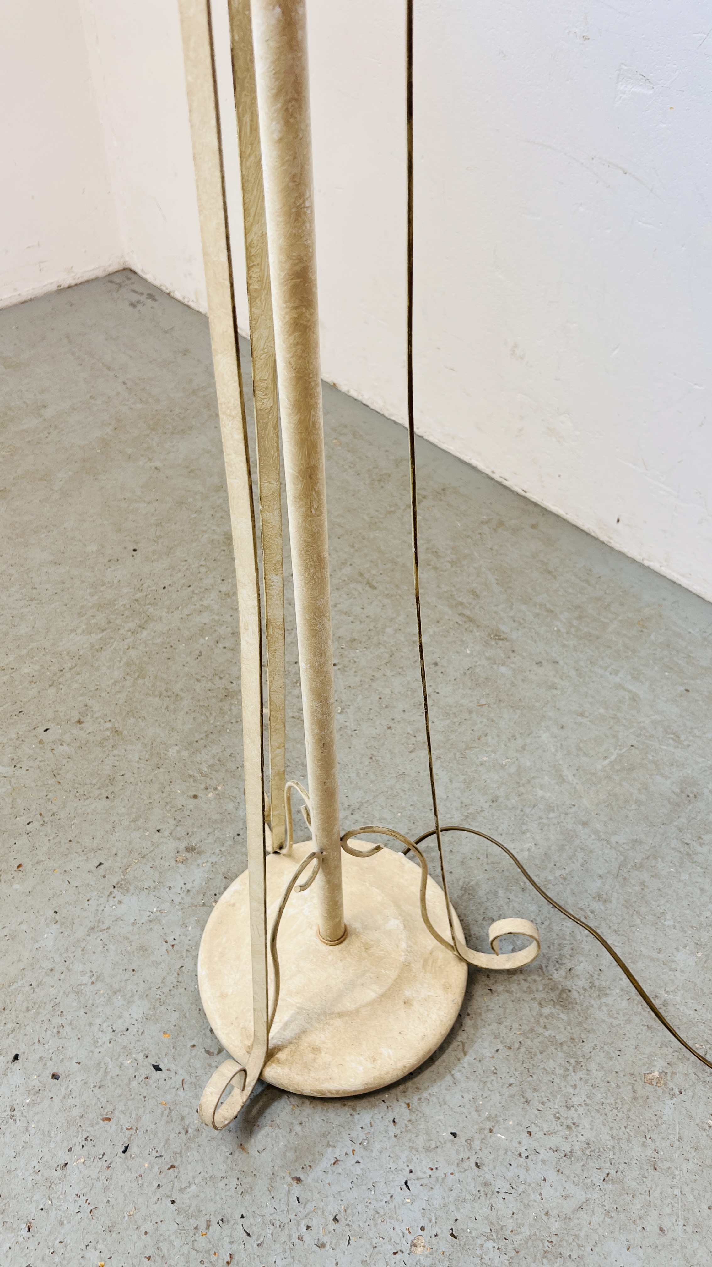 A CONTEMPORARY FLOOR STANDING UPLIGHTER - SOLD AS SEEN. - Image 4 of 5