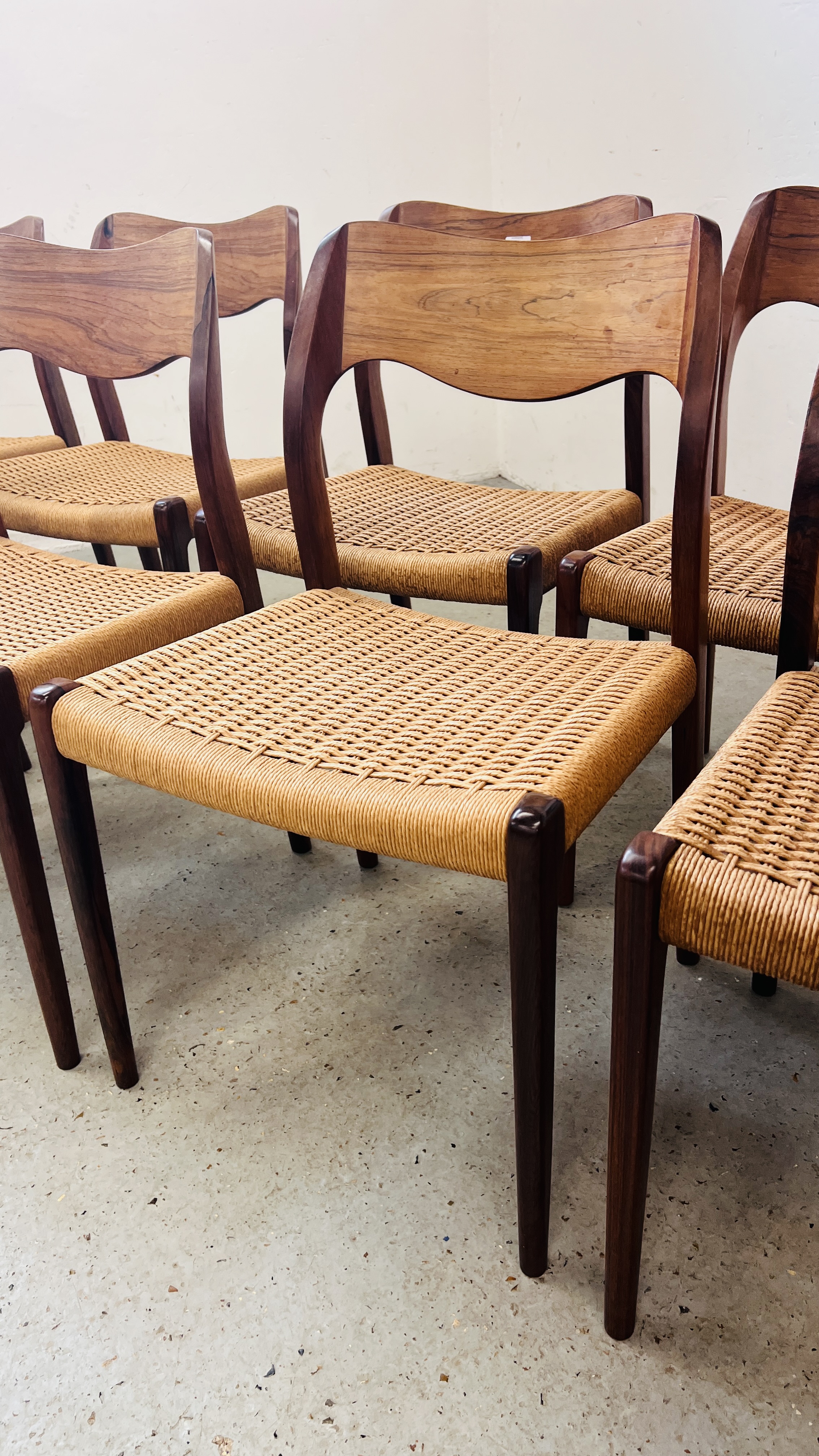 A SET OF TEN VINTAGE MID CENTURY NIELS MOLLER BY J L MOLLER MODEL 71 ROSEWOOD DINING CHAIRS WITH - Image 10 of 48