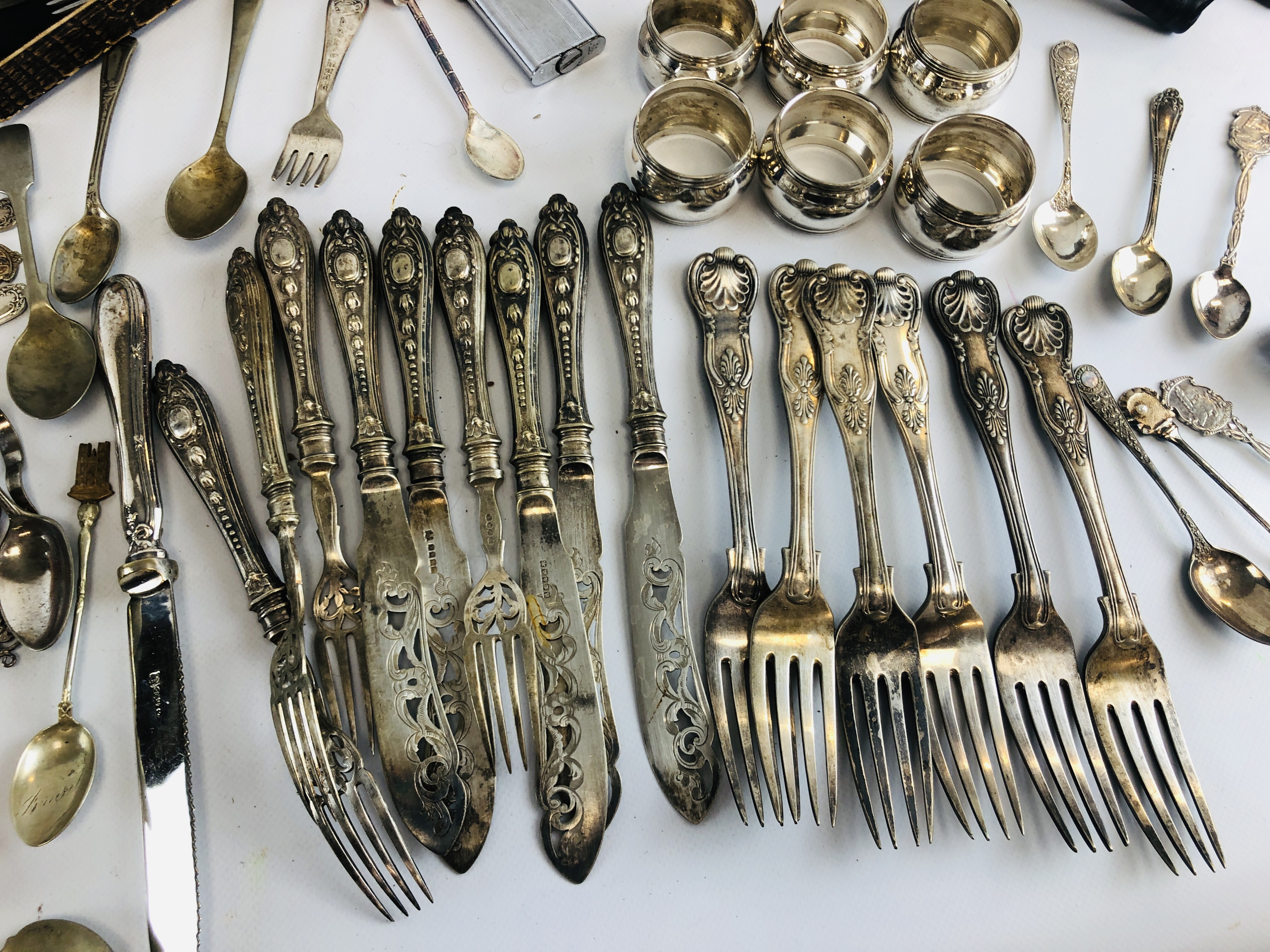 A QUANTITY OF ASSORTED PLATED AND WHITE METAL CUTLERY, CAKE SLICE, 6 SERVIETTE RINGS, - Image 2 of 10