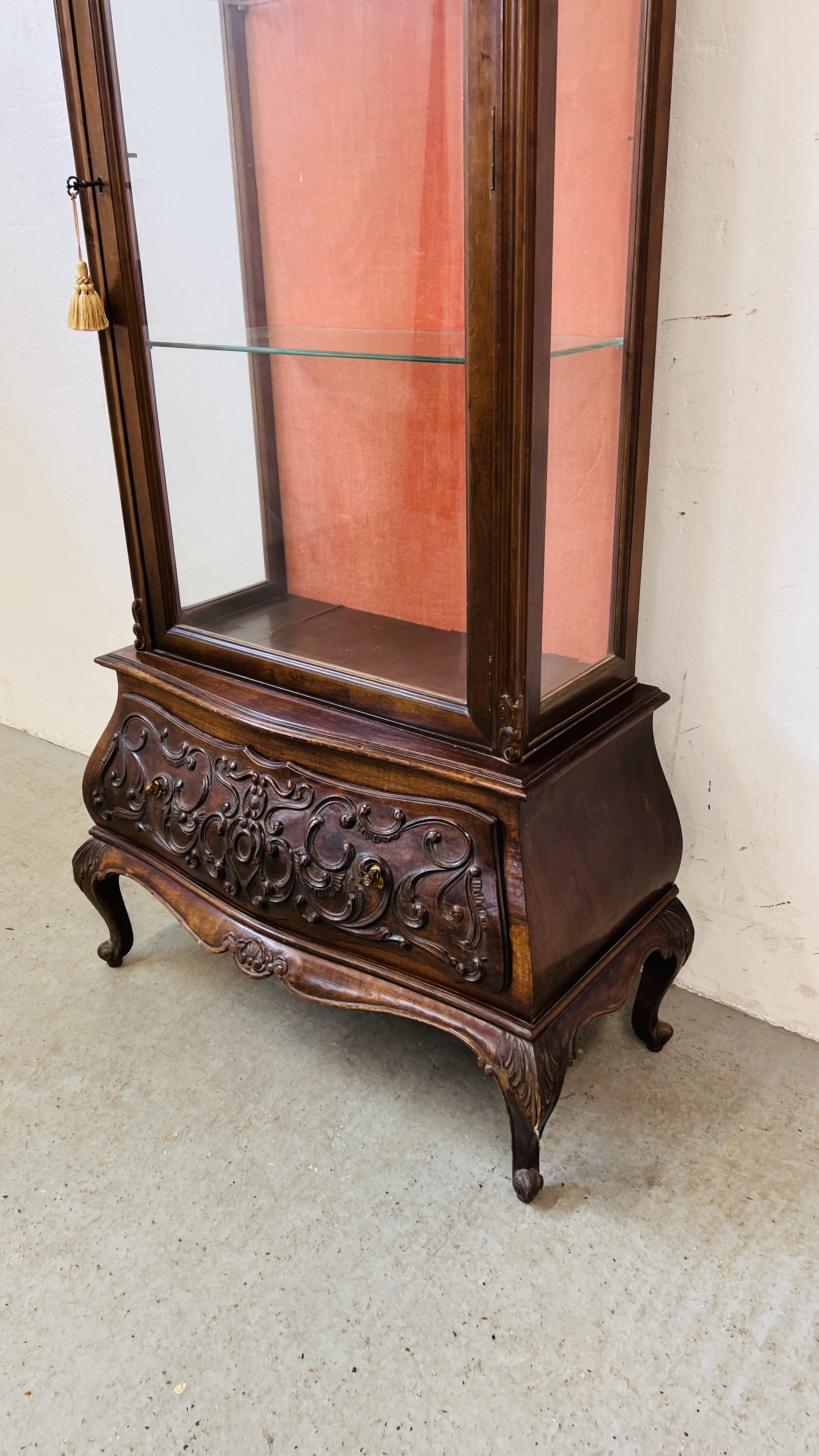 A REPRODUCTION CONTINENTAL STYLE DISPLAY CABINET WITH DRAWER TO BASE - W 83CM. D 41CM. H 183CM. - Image 3 of 9