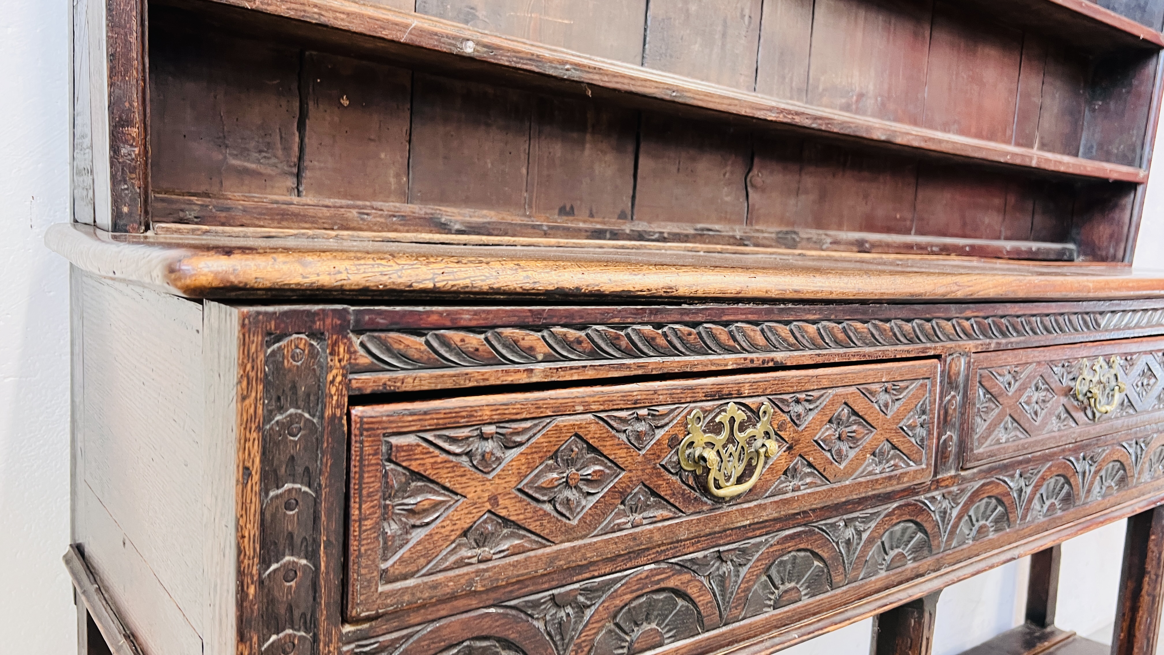 AN EARLY HEAVILY CARVED THREE DRAWER DRESSER BASE WITH ASSOCIATED DRESSER BACK, WIDTH 180CM. - Image 5 of 16