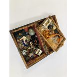 A VINTAGE ROSEWOOD BOX AND CONTENTS TO INCLUDE VINTAGE COLLECTIBLES, ENAMELLED ELEPHANT, JADE EGG,