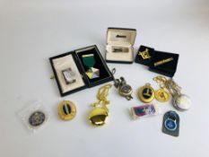 A TRAY CONTAINING A GROUP OF MASONIC RELATED JEWELS / MEDALS, KEYRING AND POCKET WATCHES ETC.