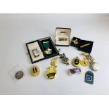 A TRAY CONTAINING A GROUP OF MASONIC RELATED JEWELS / MEDALS, KEYRING AND POCKET WATCHES ETC.