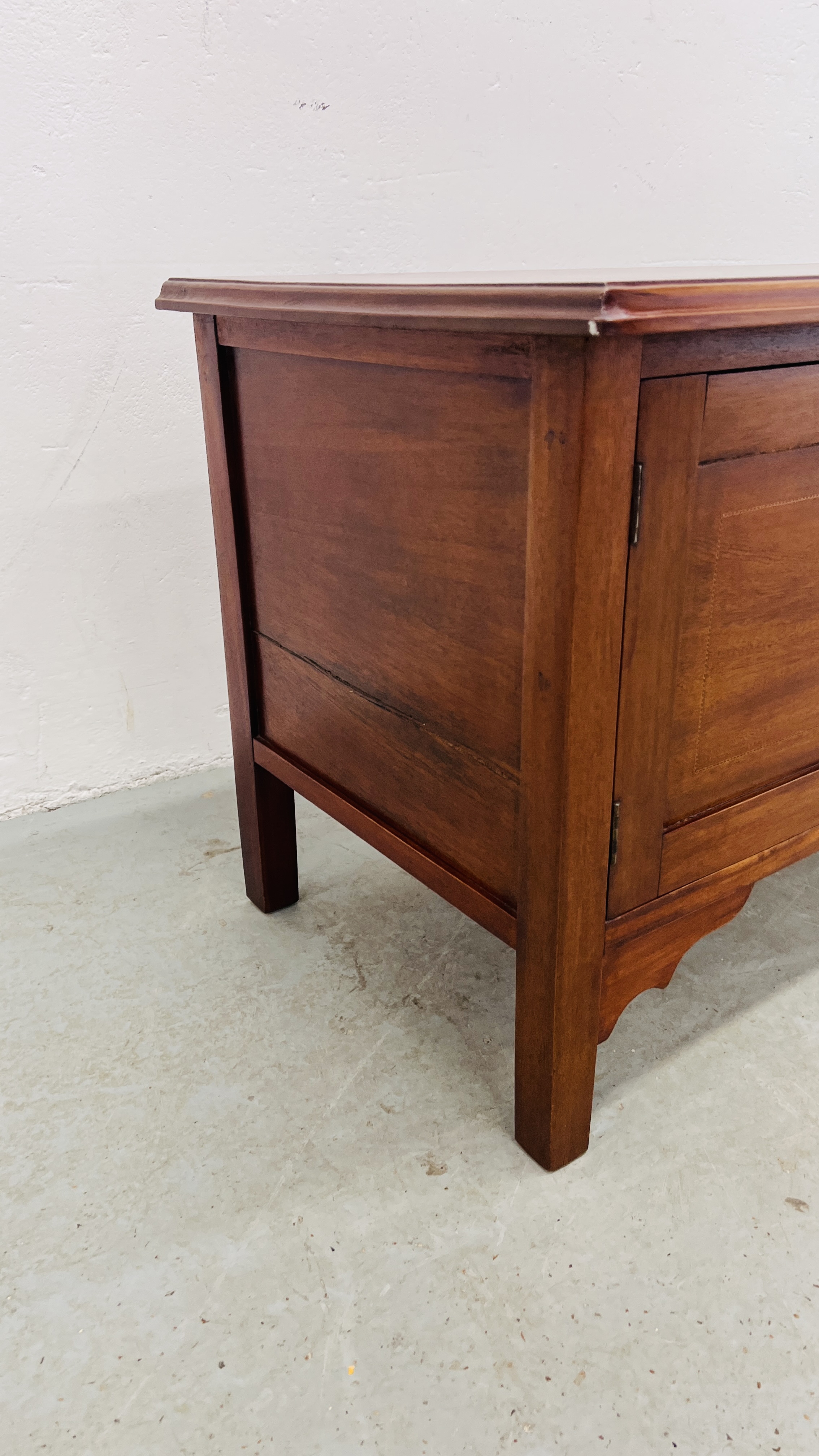 A MAHOGANY TWO DOOR CABINET WITH STRINGING INLAY, W 91CM, D 45CM, - Image 4 of 16