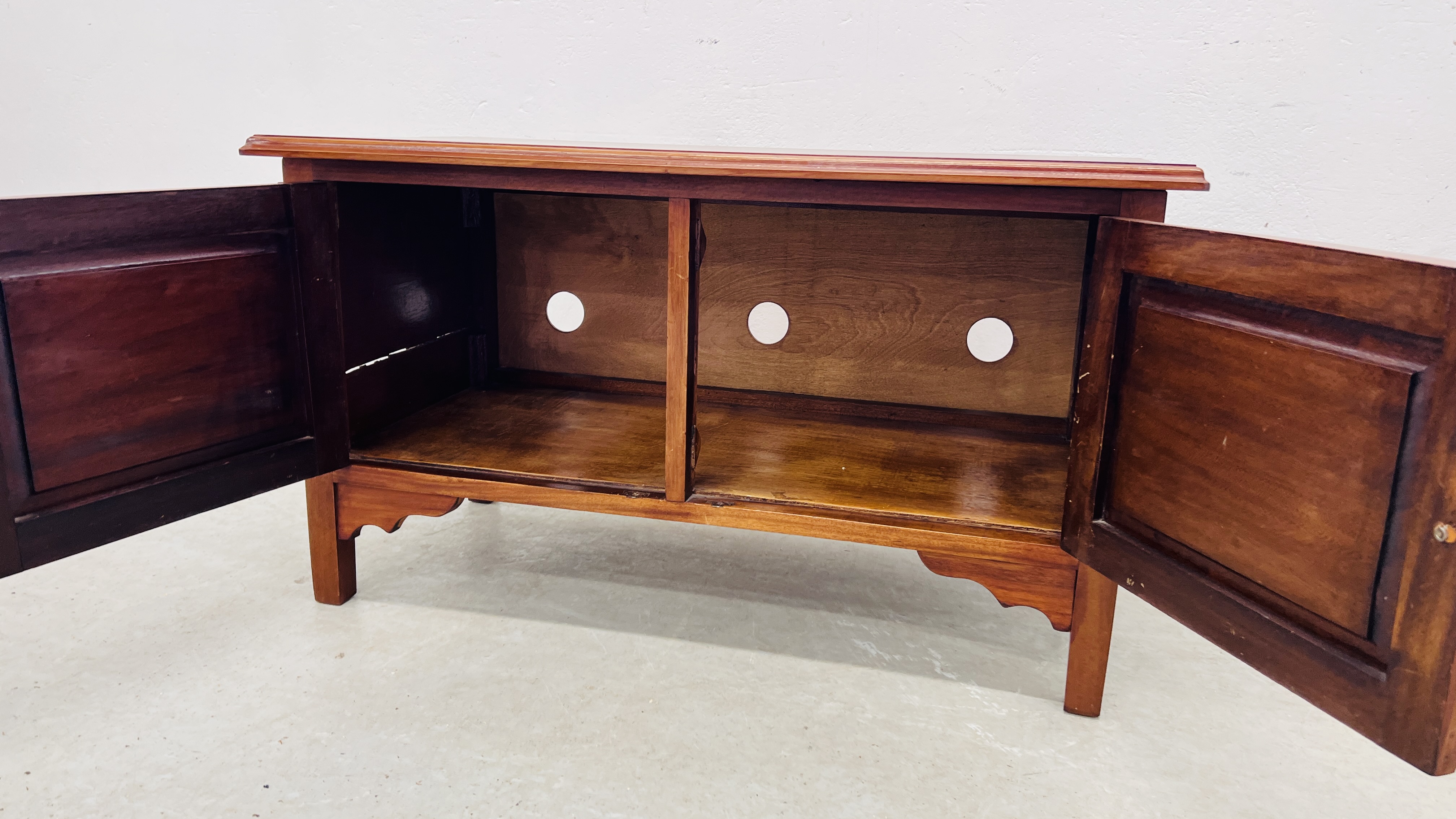 A MAHOGANY TWO DOOR CABINET WITH STRINGING INLAY, W 91CM, D 45CM, - Image 8 of 16