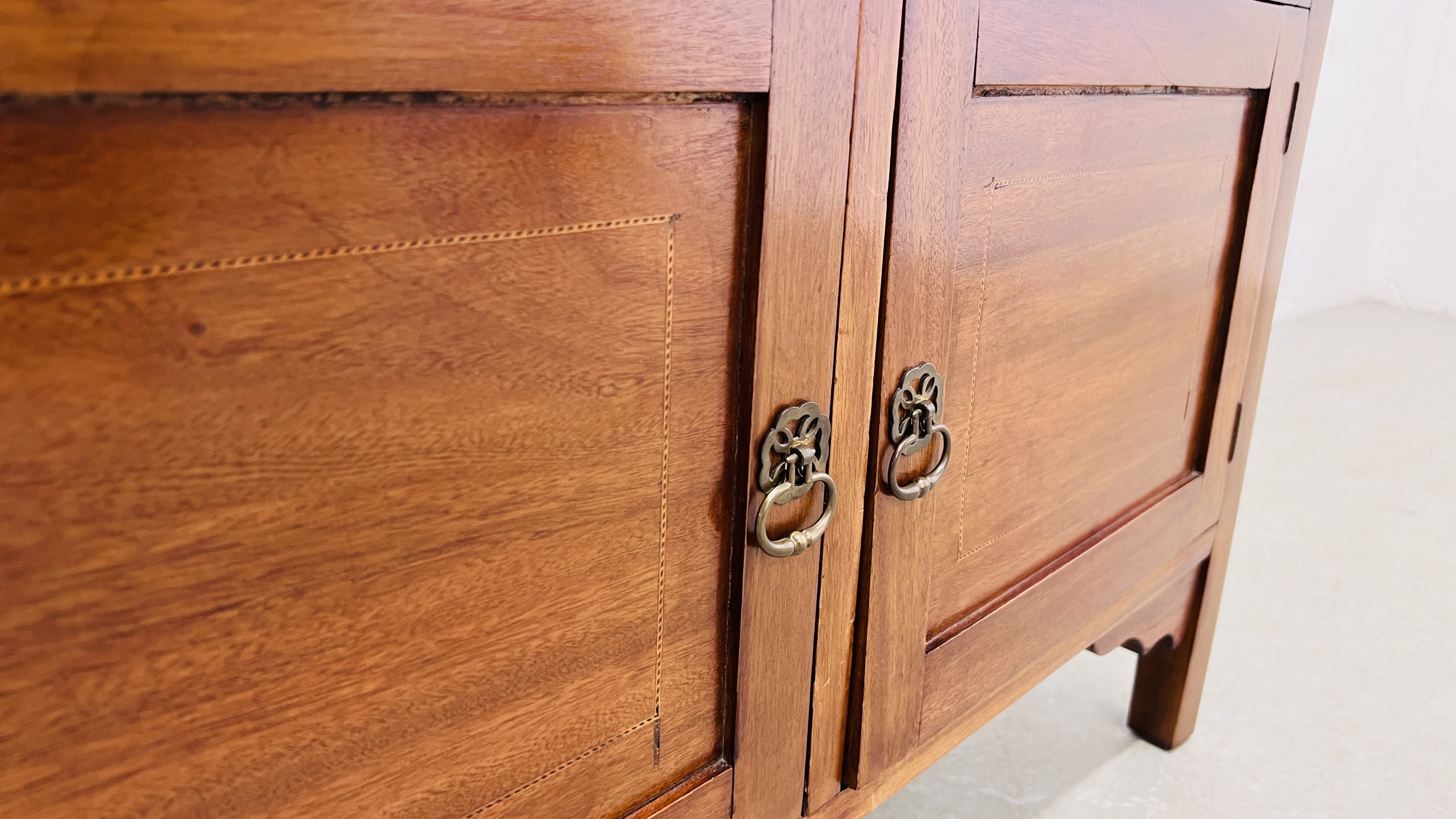 A MAHOGANY TWO DOOR CABINET WITH STRINGING INLAY, W 91CM, D 45CM, - Image 6 of 16