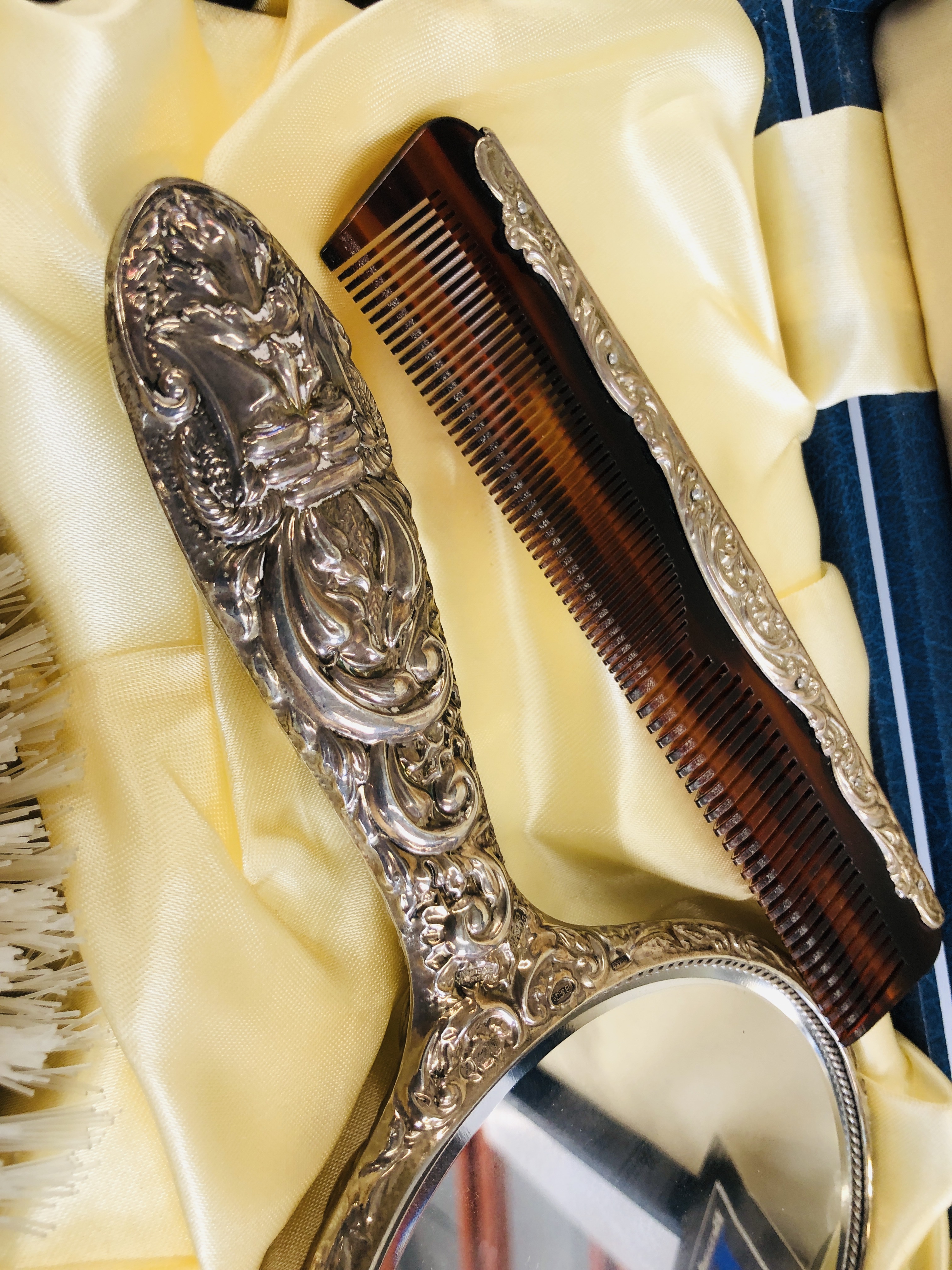 A VINTAGE 3 PIECE CASED SILVER BACKED BRUSH SET (COMPRISING MIRROR, BRUSH AND COMB). - Image 10 of 12