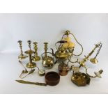 A BOX OF ASSORTED BRASS WARES TO INCLUDE A HANGING LIGHT FITTING WITH GLASS SHADE ETC.