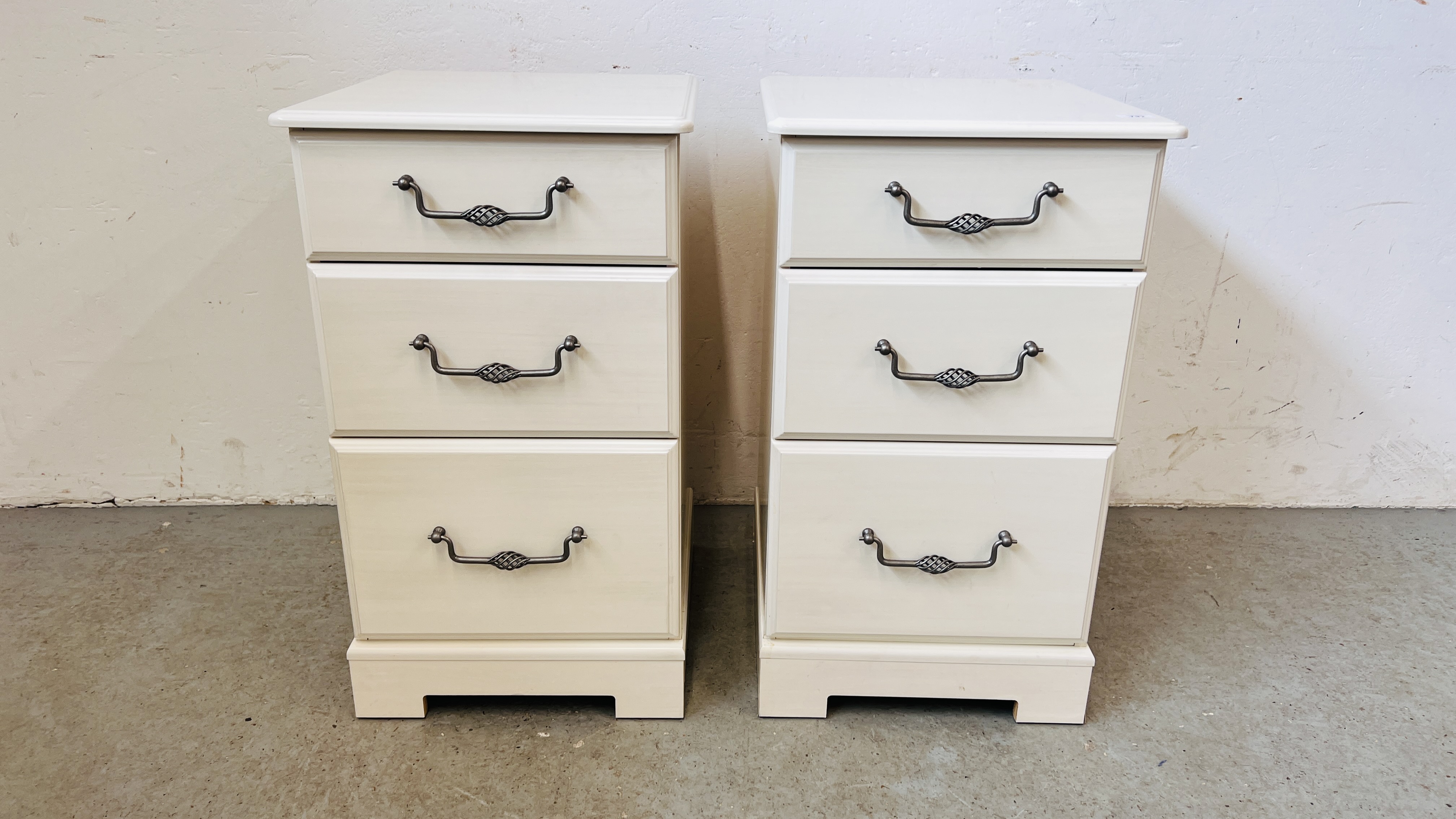 A PAIR OF GOOD QUALITY MODERN THREE DRAWER KINGSTOWN BEDSIDE CHESTS WITH METAL CRAFT HANDLES,