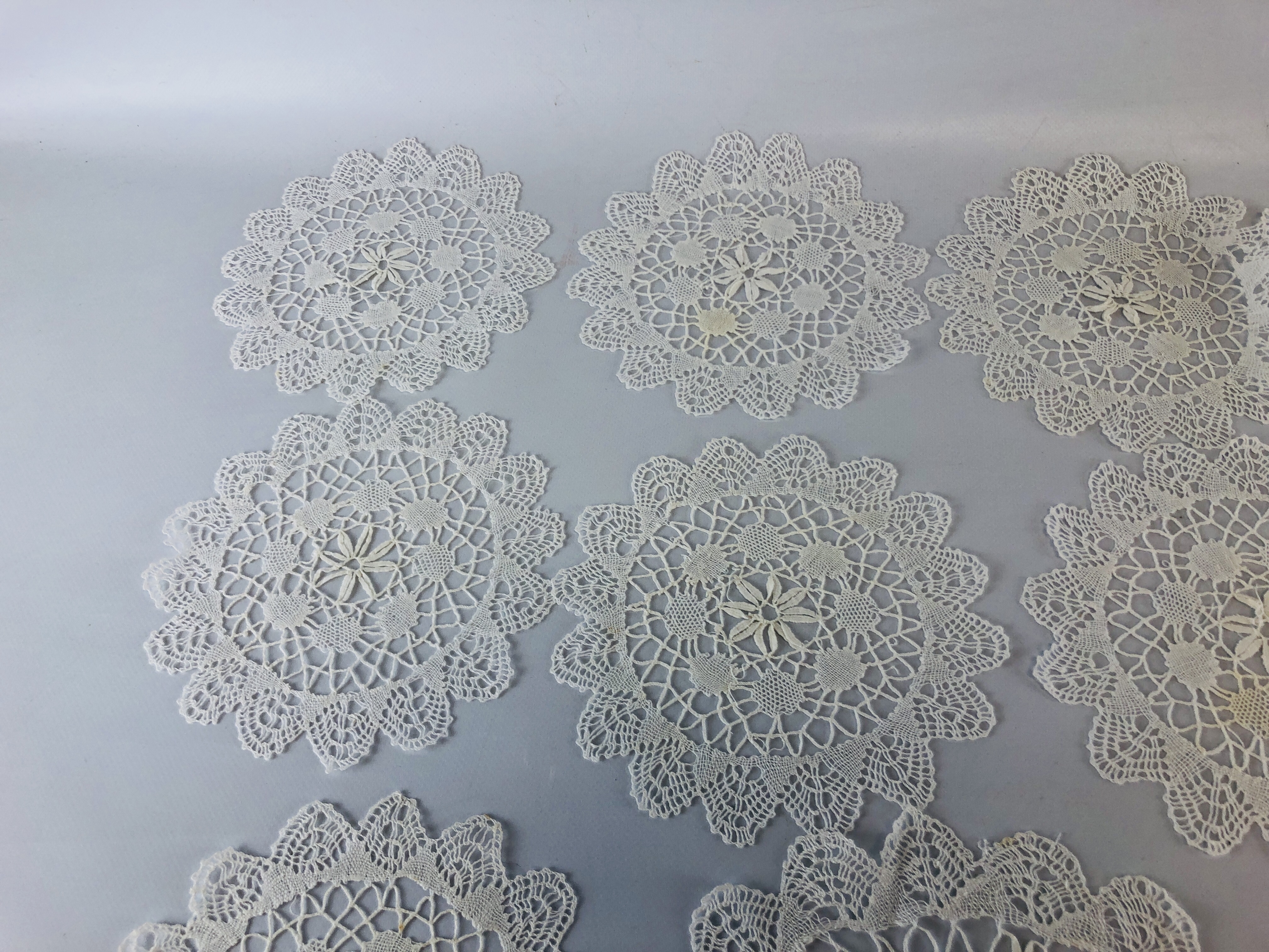 ANTIQUE NOTTINGHAM CLUNY LACE TABLE MATS (2 X 9.5inch, 12 X 7.5inch, 12 X 5.5inch). - Image 6 of 7