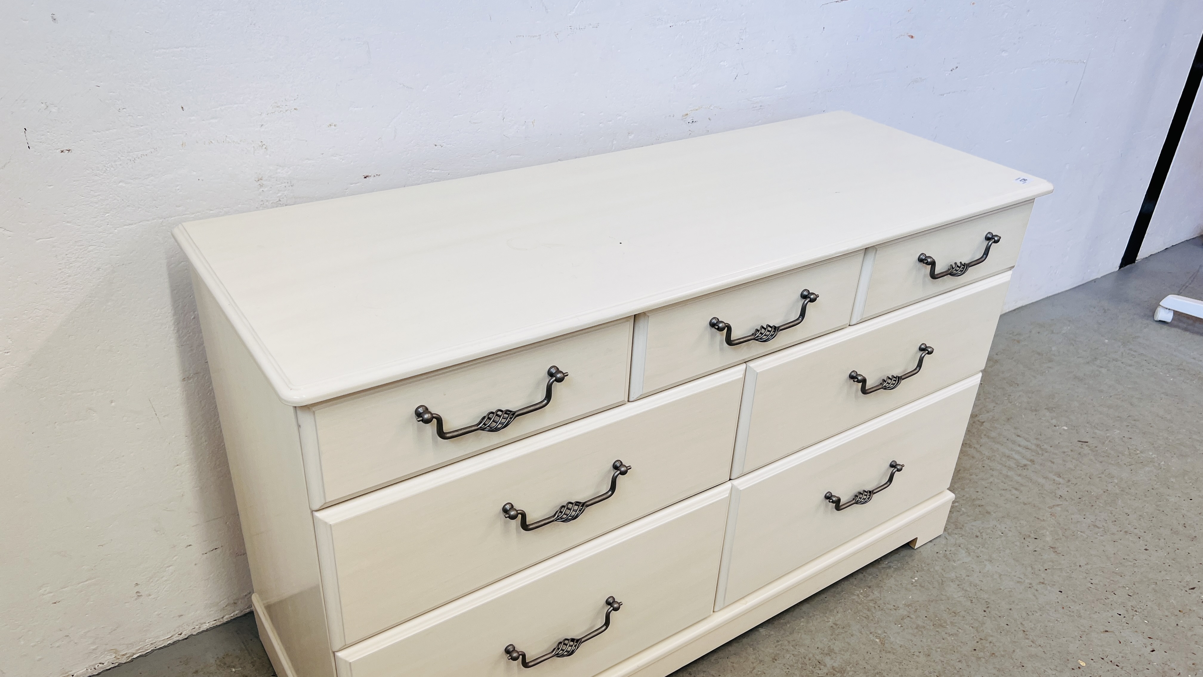 A GOOD QUALITY KINGSTOWN MODERN SEVEN DRAWER CHEST WITH METAL CRAFT HANDLES, - Image 11 of 12