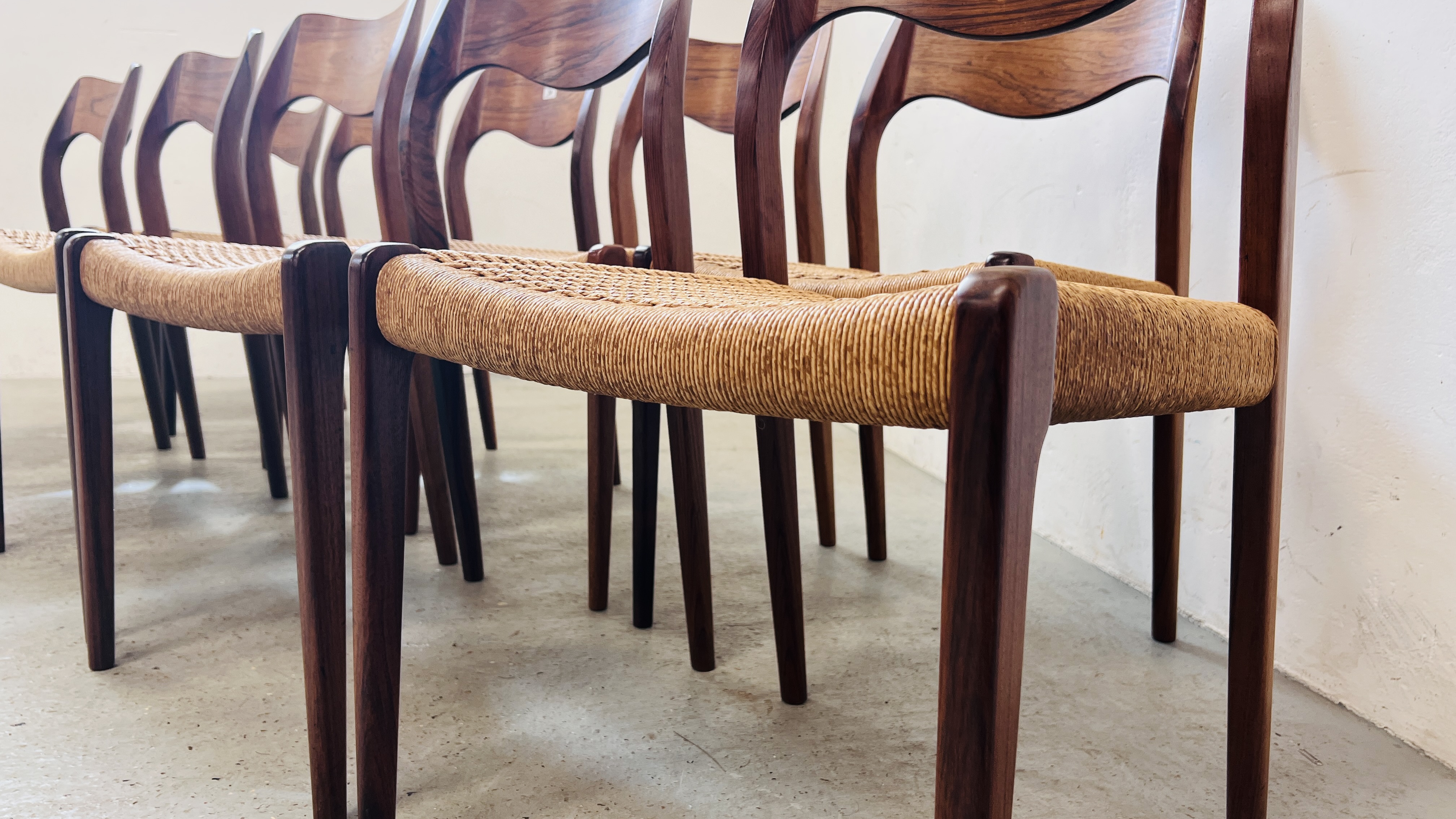 A SET OF TEN VINTAGE MID CENTURY NIELS MOLLER BY J L MOLLER MODEL 71 ROSEWOOD DINING CHAIRS WITH - Image 29 of 48