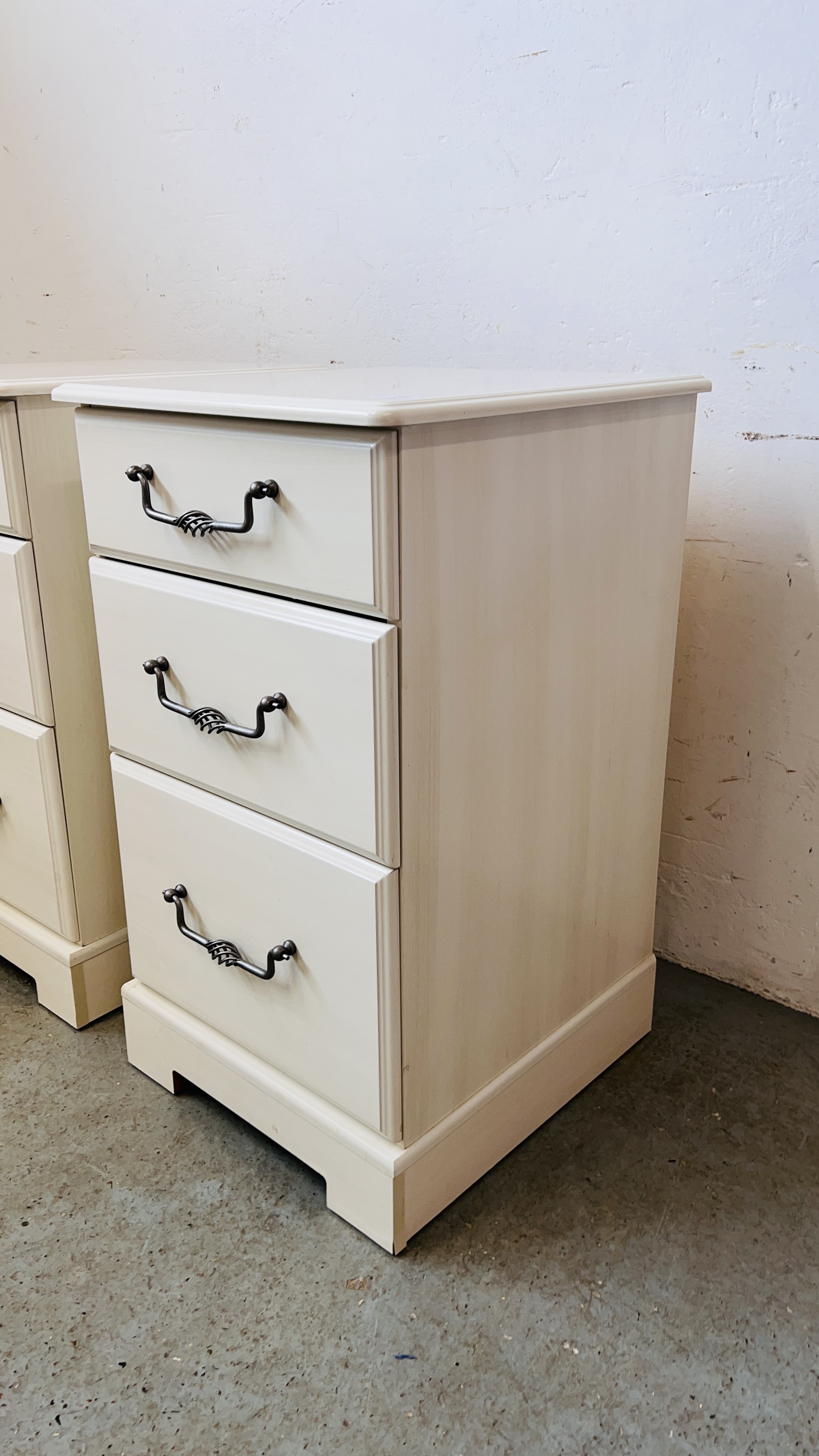 A PAIR OF GOOD QUALITY MODERN THREE DRAWER KINGSTOWN BEDSIDE CHESTS WITH METAL CRAFT HANDLES, - Image 3 of 13