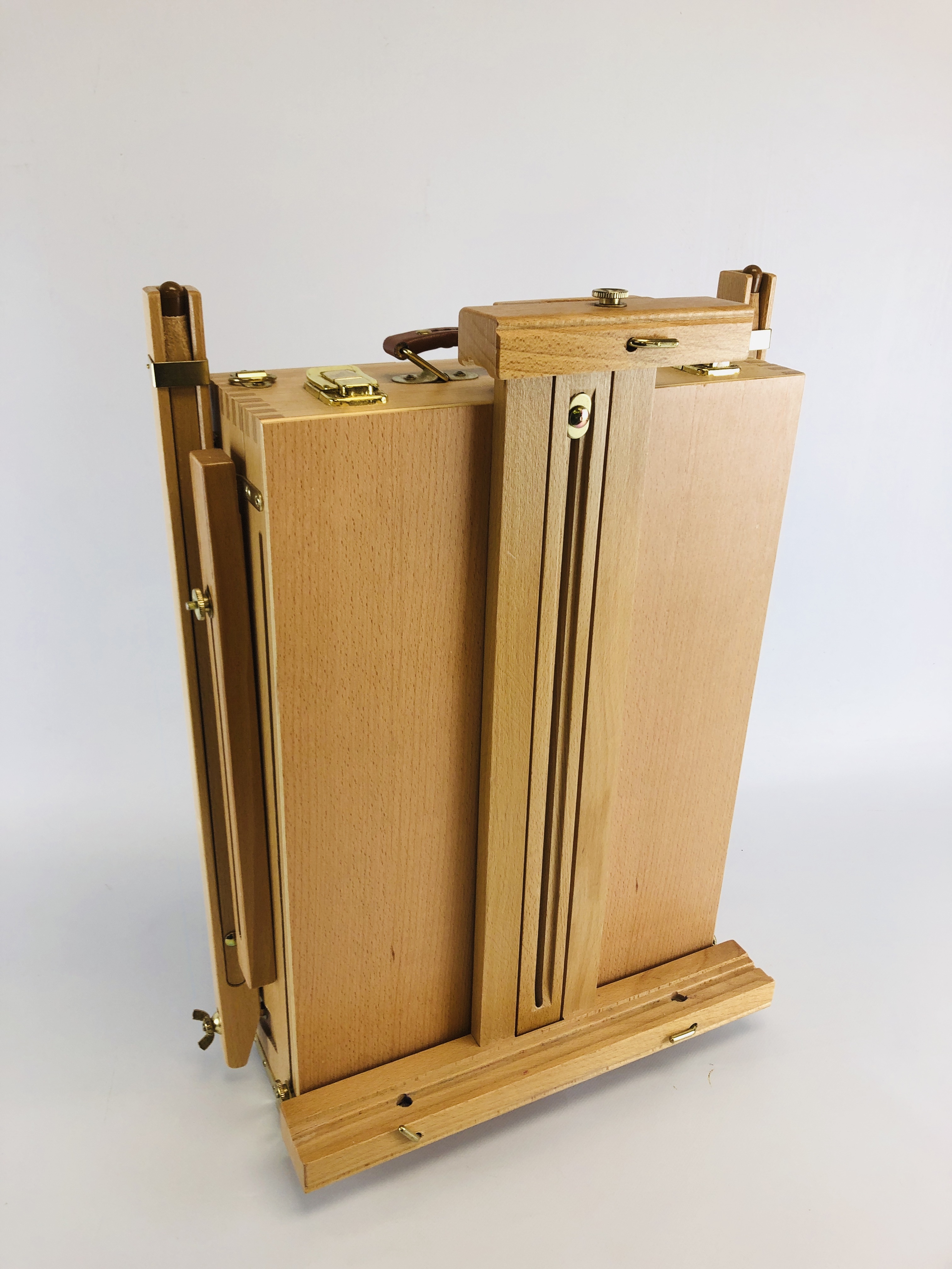 A WOODEN TRAVELLING ARTIST EASEL. - Image 3 of 3
