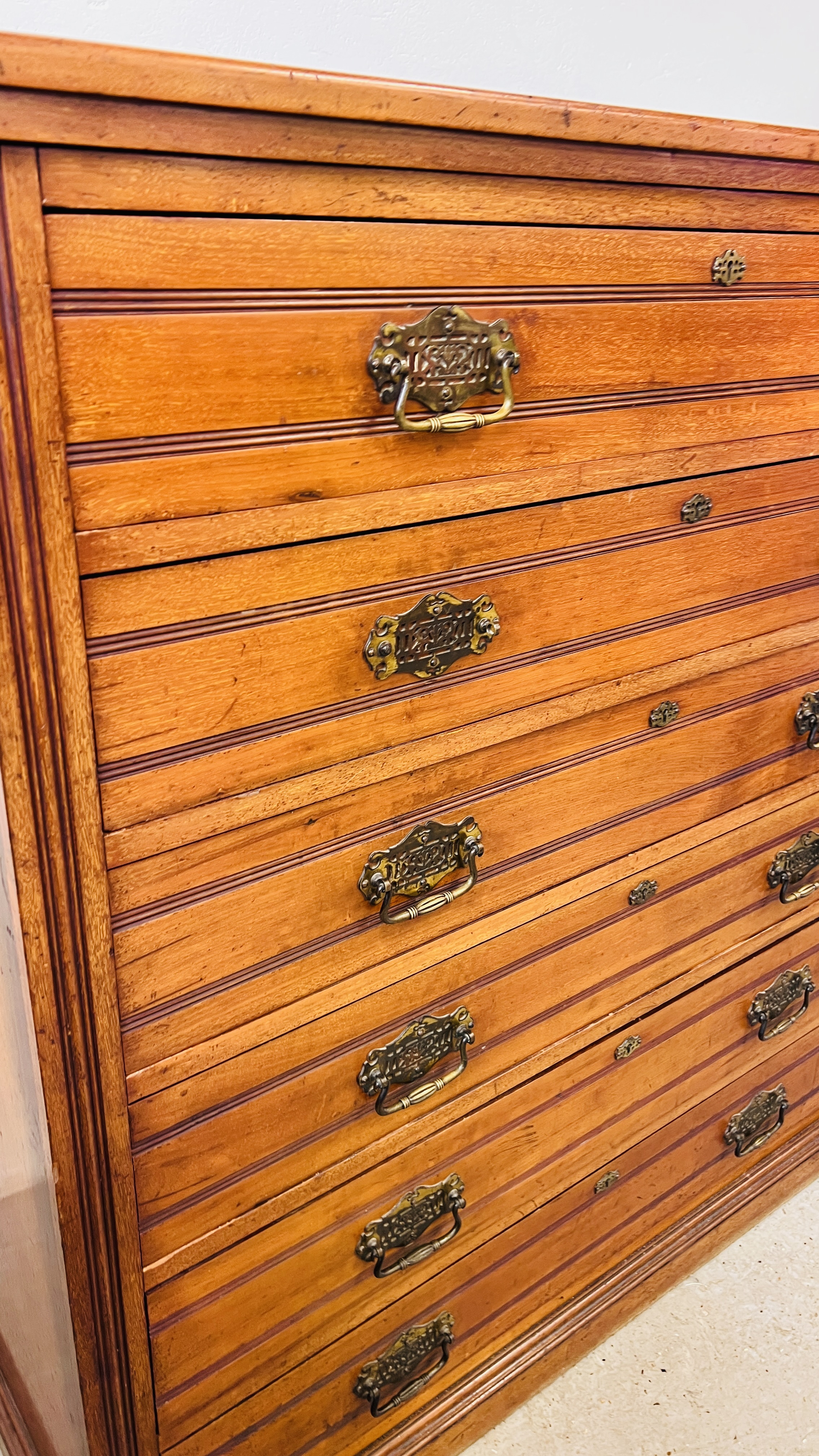 AN EDWARDIAN AMERICAN WALNUT 6 DRAWER CHEST WITH BRASS PLATE HANDLES W 112CM. D 46CM. H 118CM. - Image 13 of 14