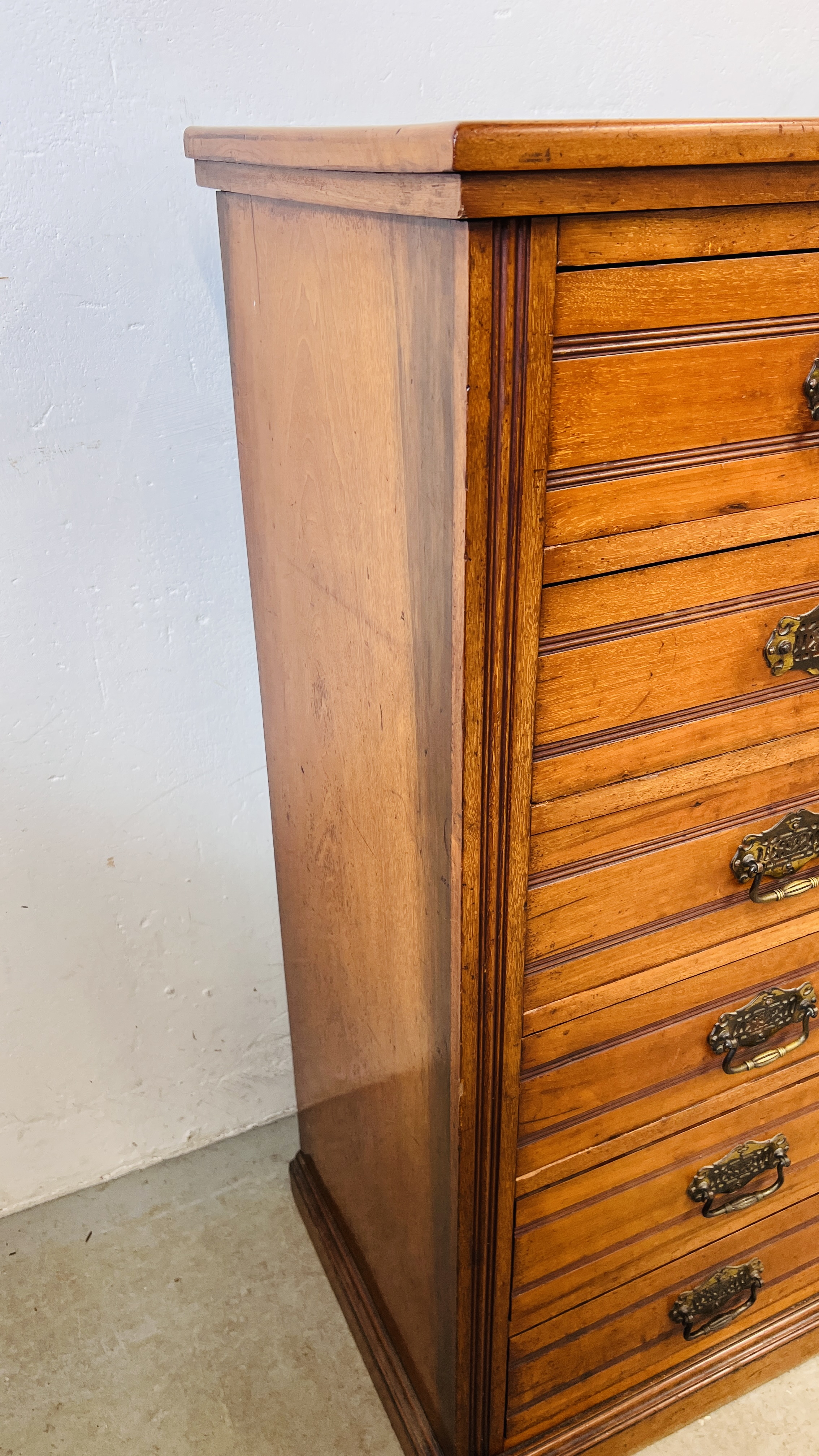 AN EDWARDIAN AMERICAN WALNUT 6 DRAWER CHEST WITH BRASS PLATE HANDLES W 112CM. D 46CM. H 118CM. - Image 12 of 14