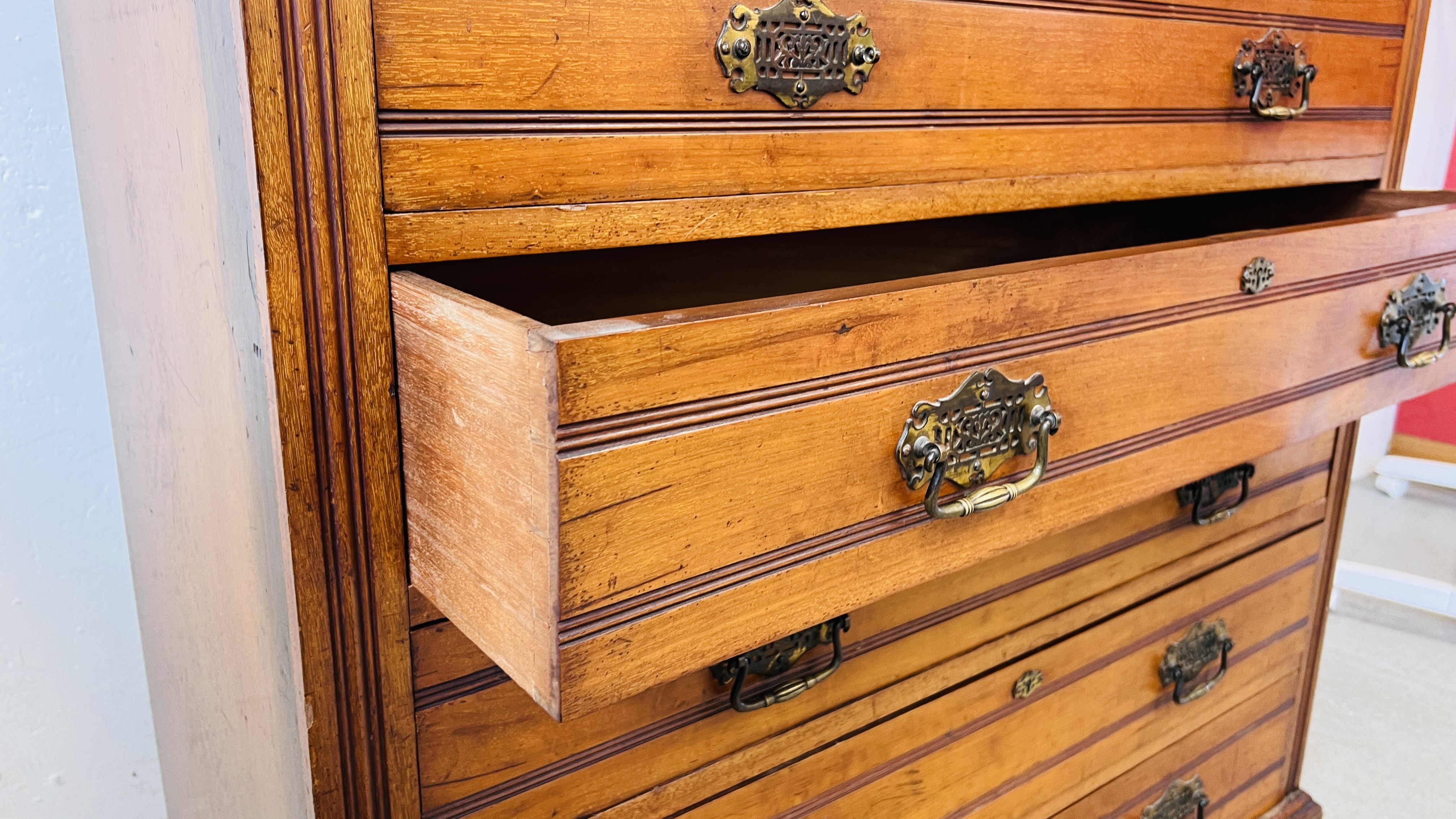AN EDWARDIAN AMERICAN WALNUT 6 DRAWER CHEST WITH BRASS PLATE HANDLES W 112CM. D 46CM. H 118CM. - Image 14 of 14