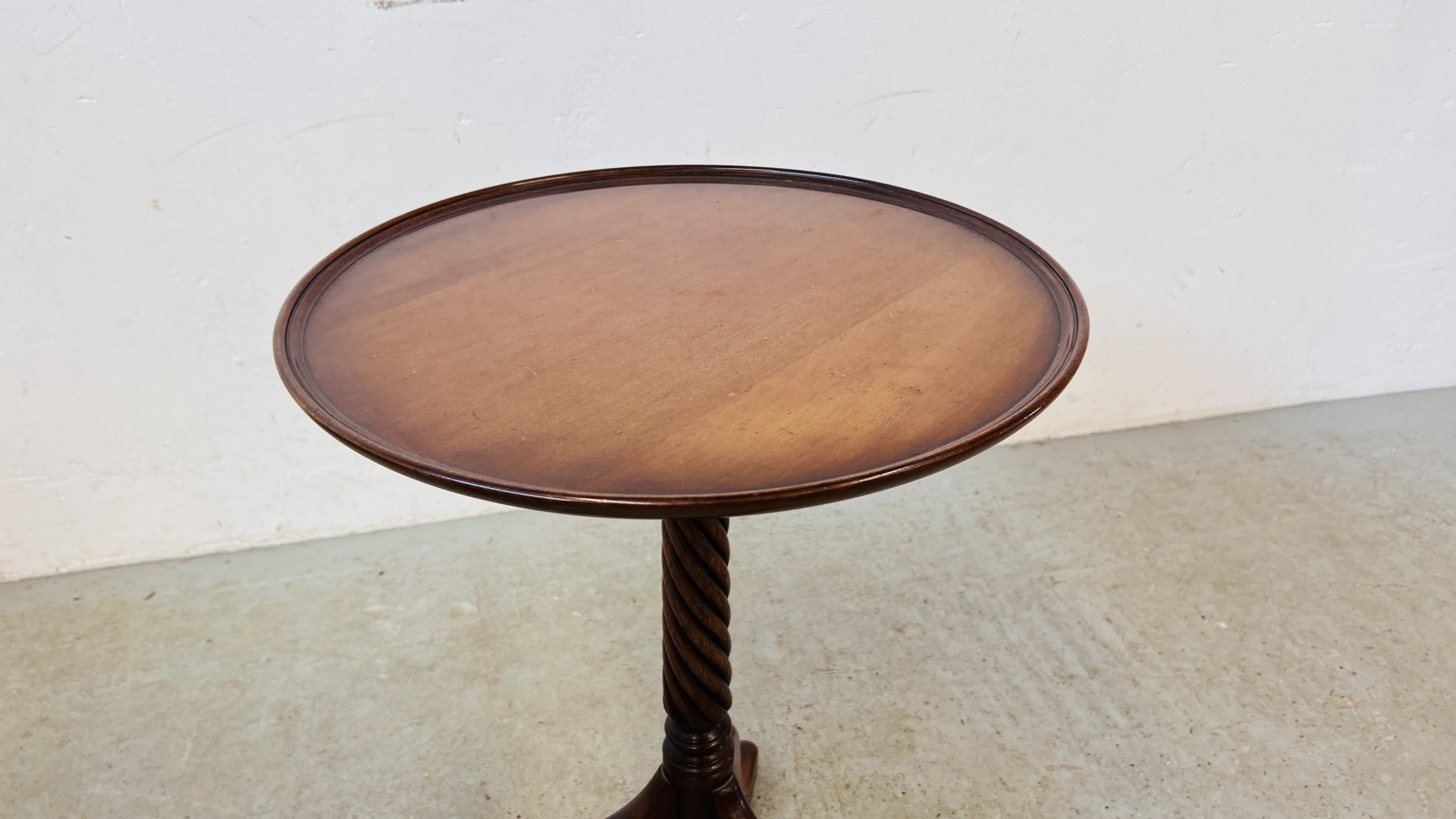 TWO GOOD QUALITY REPRODUCTION MAHOGANY PEDESTAL WINE TABLES, ONE WITH RIVEN COLUMN DETAIL. - Image 7 of 8