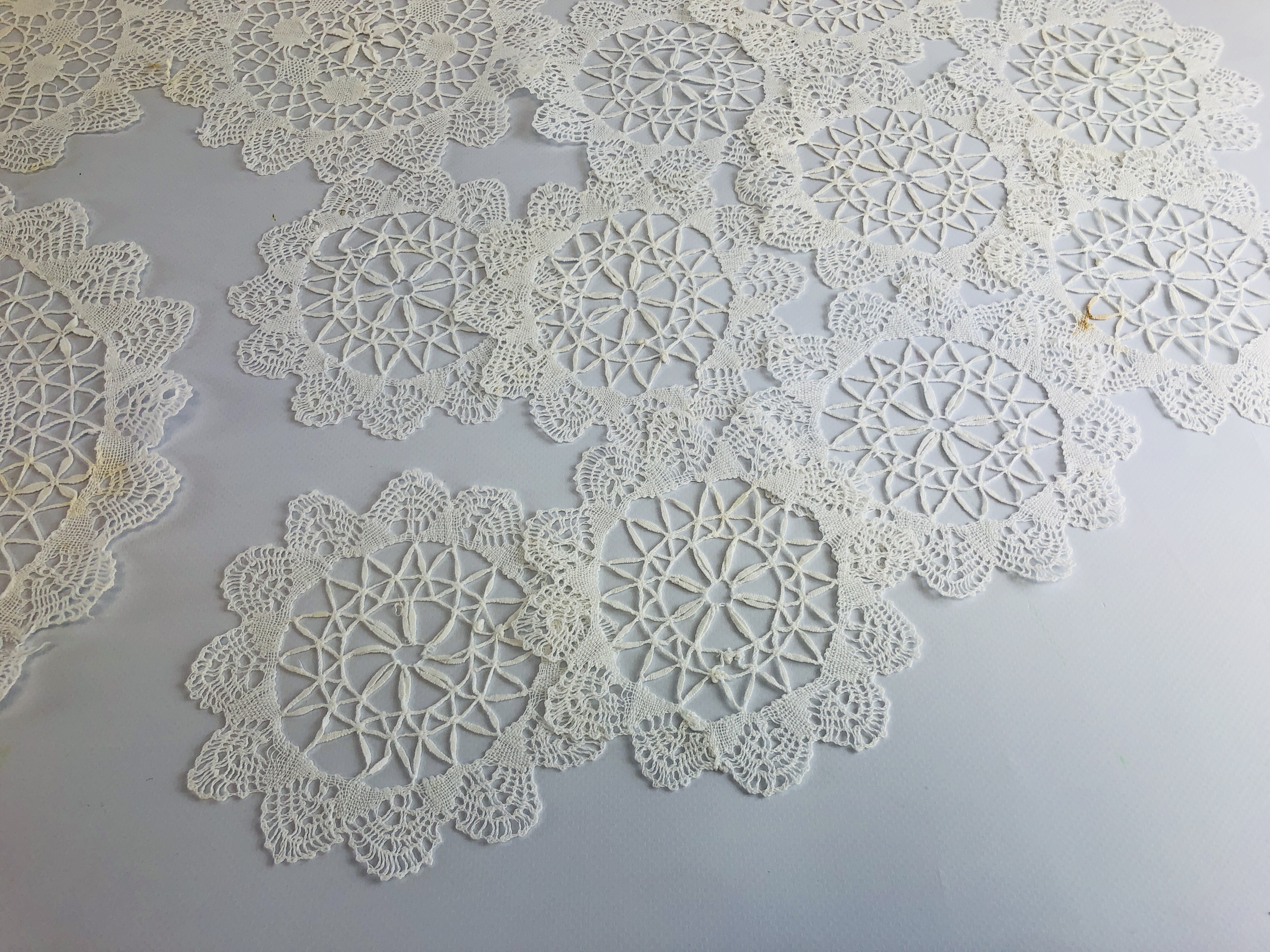 ANTIQUE NOTTINGHAM CLUNY LACE TABLE MATS (2 X 9.5inch, 12 X 7.5inch, 12 X 5.5inch). - Image 2 of 7