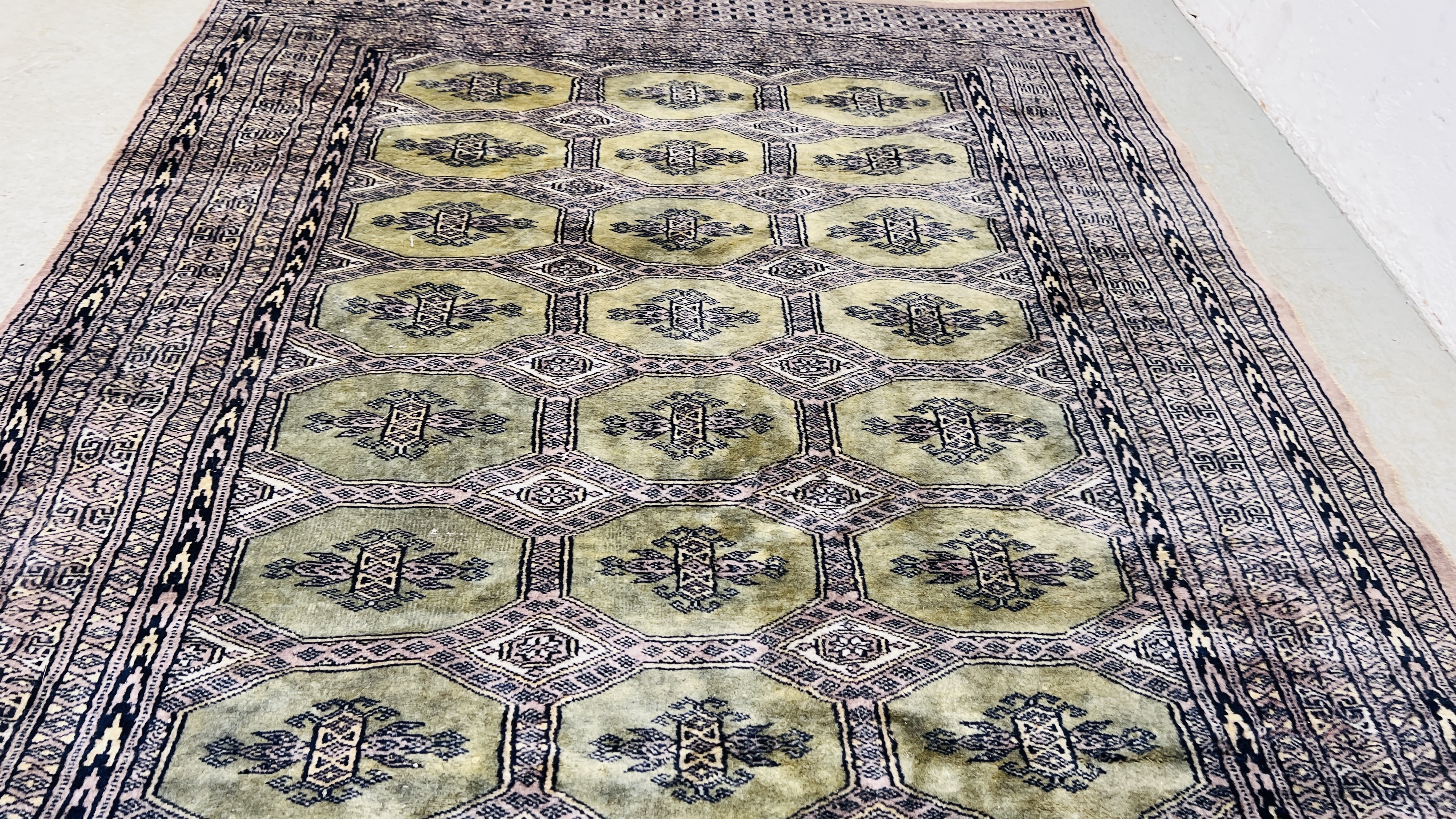 A GREEN PATTERNED RUG. - Image 4 of 6