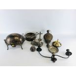 A BOX OF MIXED METAL WARES TO INCLUDE AN OPEN WORK BRASS HANGING LIGHT FITTING + A SILVER PLATED