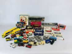 A BOX OF ASSORTED DIE CAST MODEL VEHICLES TO INCLUDE LOOSE AND BOXED EXAMPLES AND DANBURY MINT