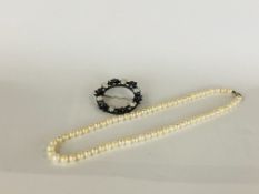 A NECKLACE STRAND OF PEARLS WITH GOLD CLASP ALONG WITH A WHITE METAL STONE SET BROOCH.