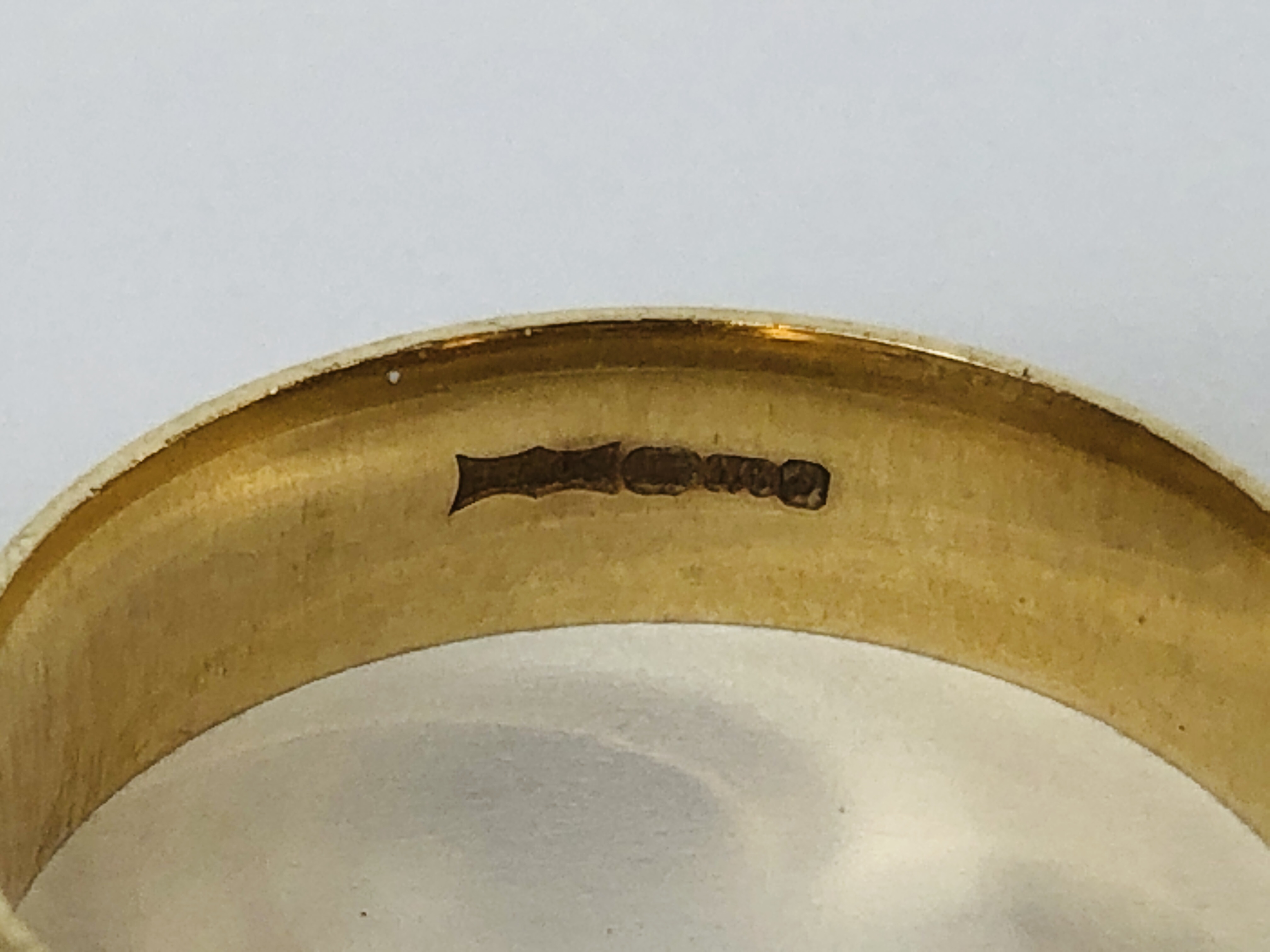 A 9CT GOLD WEDDING BAND MARKED 375. - Image 5 of 7