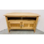 A MODERN LIGHT OAK TELEVISION STAND W 90CM. D 40CM. H 56CM.