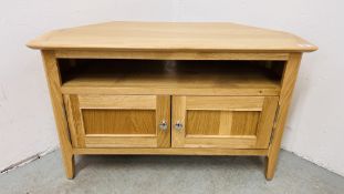 A MODERN LIGHT OAK TELEVISION STAND W 90CM. D 40CM. H 56CM.