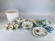 A GROUP OF SUNDRY CHINA TO INCLUDE 4 ROYAL WORCESTER EVESHAM SERVING DISHES,