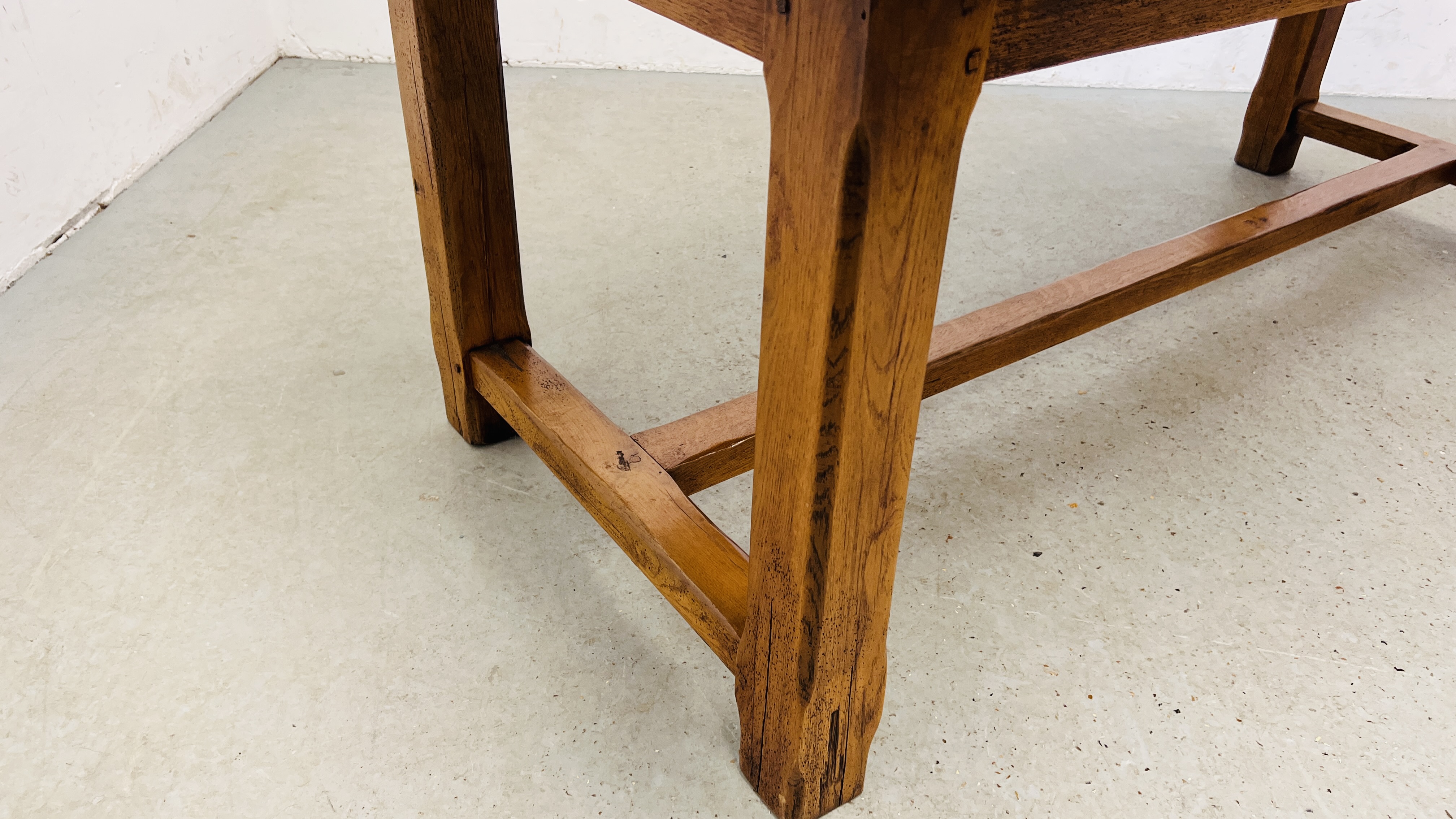 A GOOD QUALITY SOLID OAK REPRODUCTION DINING TABLE WITH TWO EXTENSION LEAVES 200CM X 85CM (290CM - Image 5 of 17