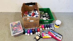 BOX CONTAINING AN EXTENSIVE COLLECTION OF ACRYLIC PAINTS,