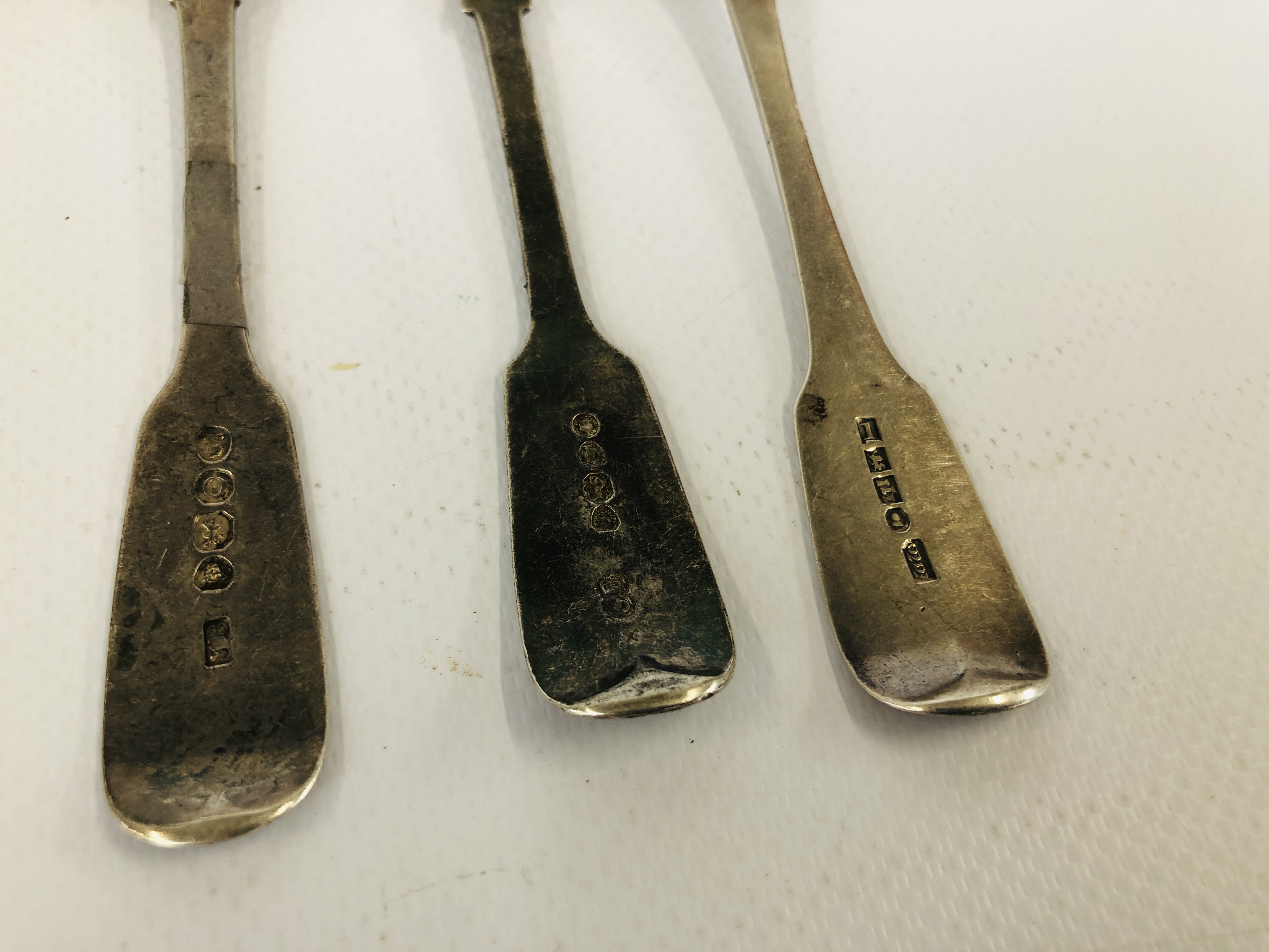 A MIXED GROUP OF EIGHT SILVER FIDDLE PATTERN TEASPOONS, DIFFERENT DATES AND MAKERS, - Image 10 of 11