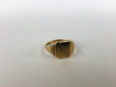 A 9CT GOLD SIGNET RING MARKED 375.