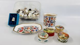A GROUP OF HALCYON DAY PORCELAIN TO INCLUDE TRINKET POTS, THIMBLES,