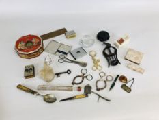 A TRAY OF VINTAGE COLLECTIBLES TO INCLUDE A POWDER COMPACT, MINIATURE CHAIN LINK PURSE,