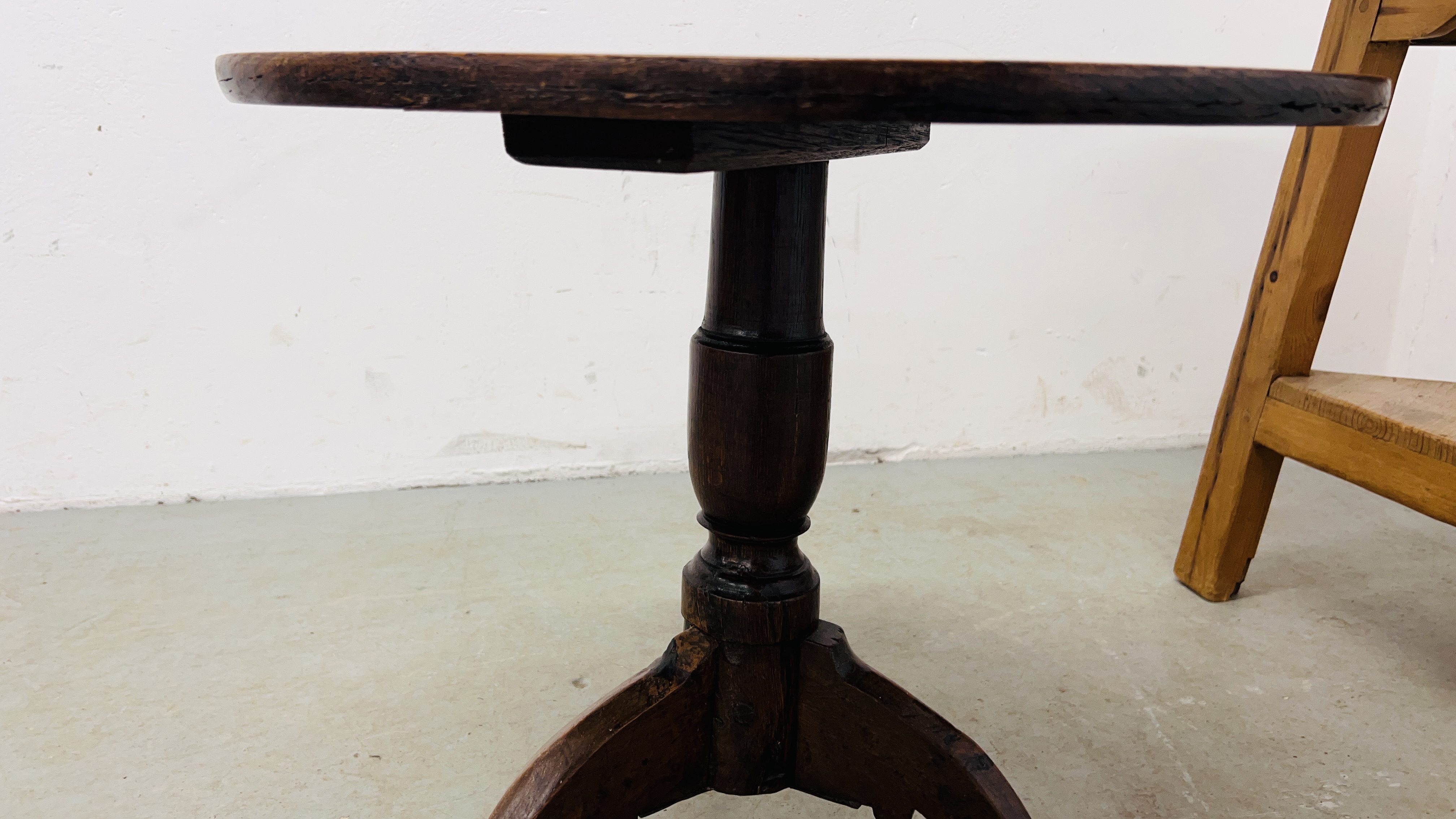 A VINTAGE PINE CIRCULAR TRI LEGGED OCCASIONAL TABLE WITH LOWER SHELF 72CM D X 72CM H ALONG WITH A - Image 4 of 10