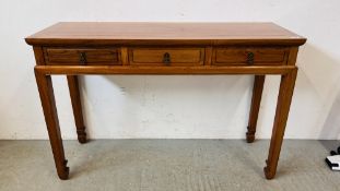 A HARDWOOD 3 DRAWER CONSOLE / HALL TABLE - W 120CM X D 40CM X H 80.5CM.