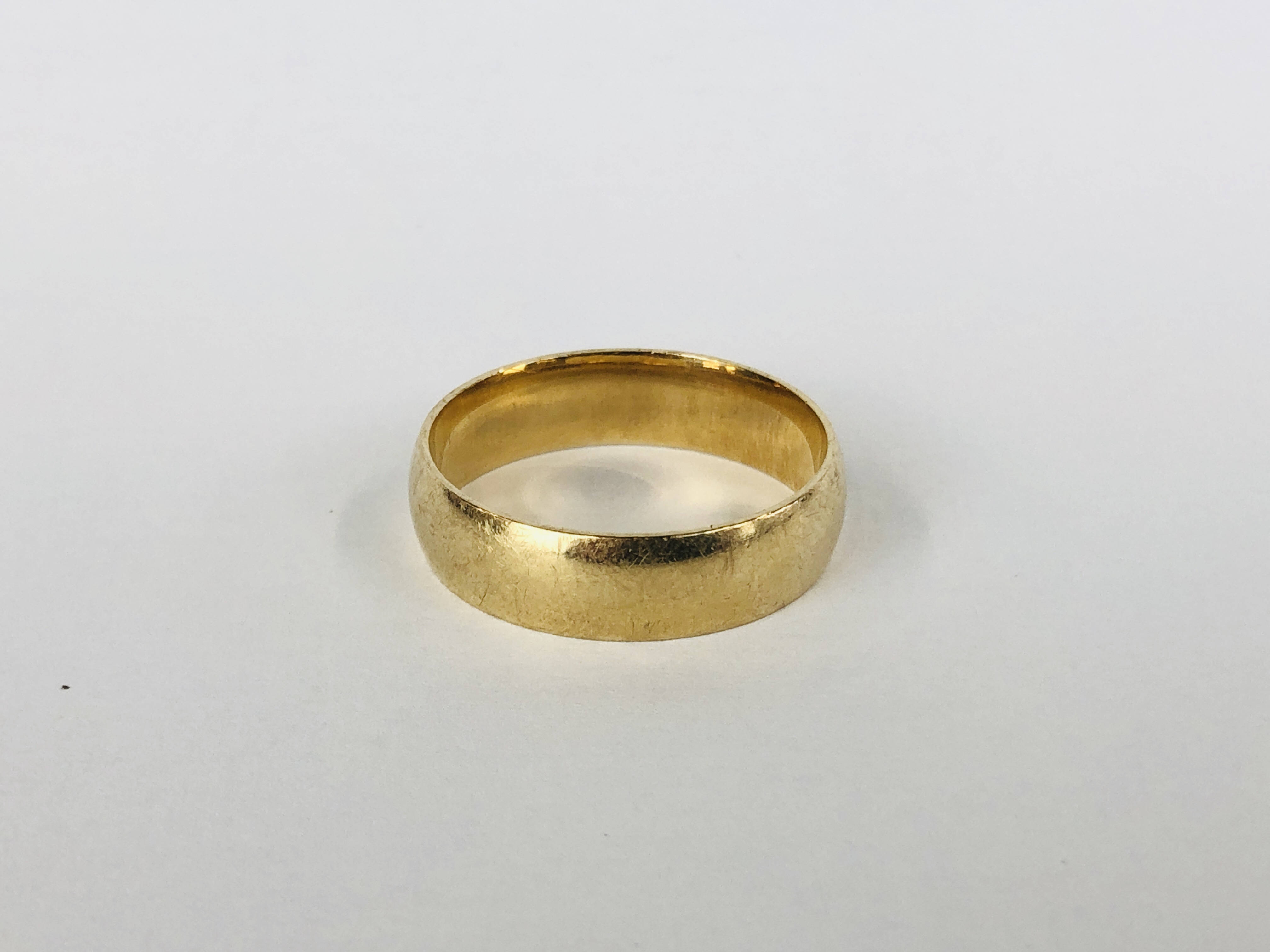 A 9CT GOLD WEDDING BAND MARKED 375.