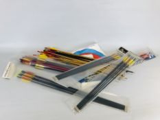 COLLECTION OF MIXED ARCHERY ARROWS AND CROSS BOW BELTS.