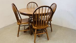 AN OAK FINISH CIRCULAR SINGLE PEDESTAL EXTENDING DINING TABLE DIA 106CM AND LEAF ALONG WITH A SET