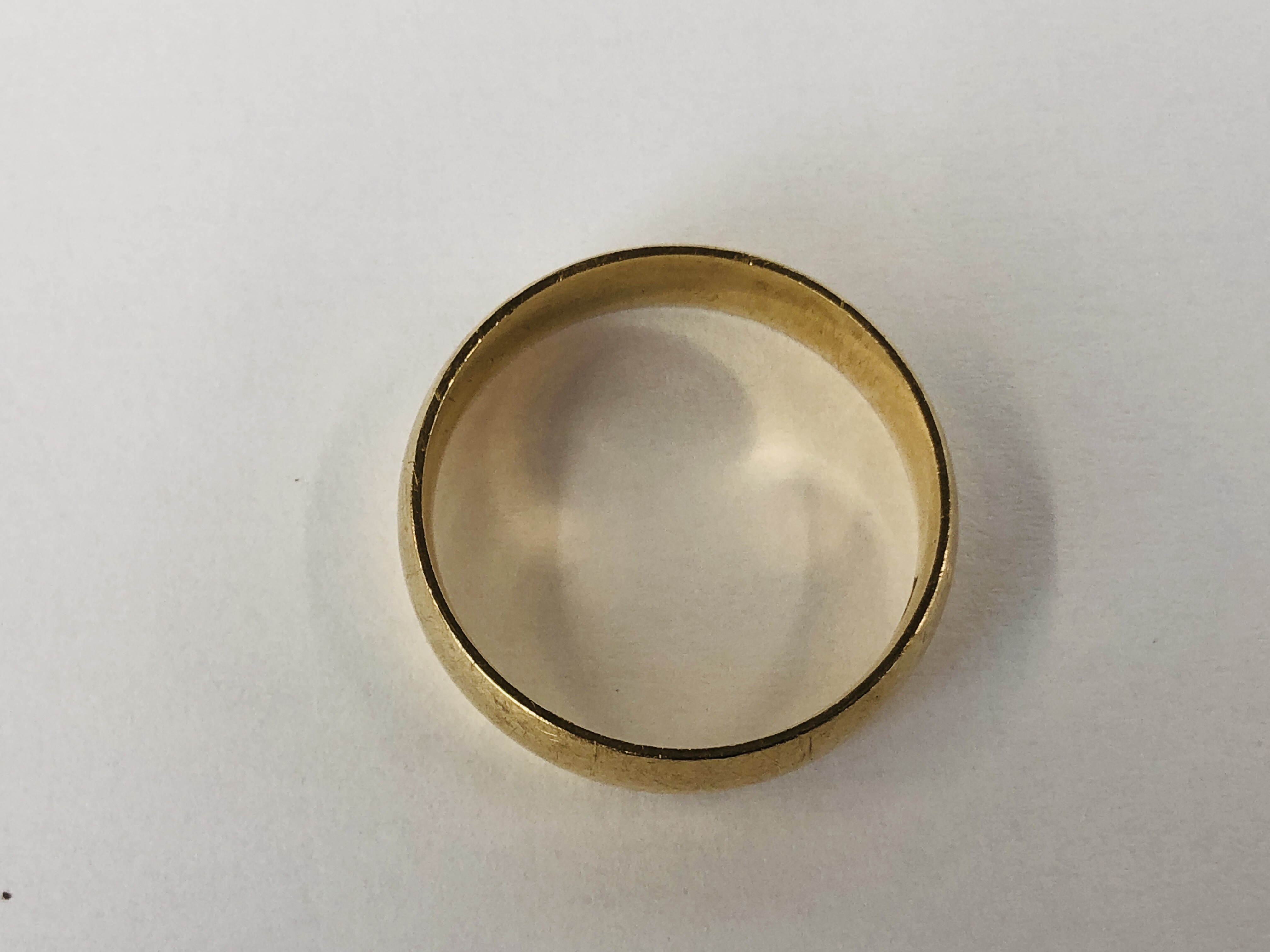 A 9CT GOLD WEDDING BAND MARKED 375. - Image 2 of 7