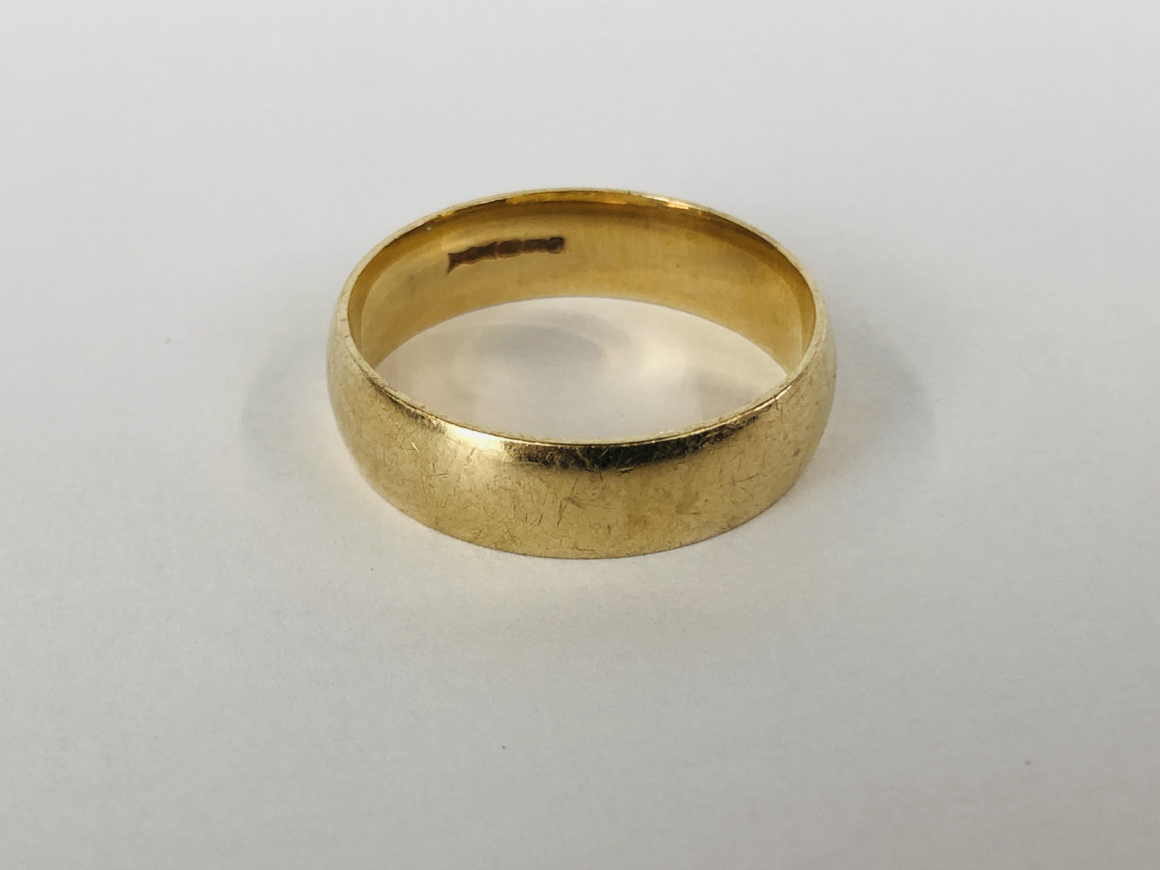 A 9CT GOLD WEDDING BAND MARKED 375. - Image 3 of 7