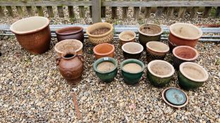 A GROUP OF 16 GLAZED STONEWARE GARDEN POTS TO INCLUDE SOME PAIRS, VARIOUS SIZES.